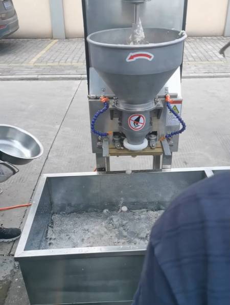 来看看肉丸成型机是怎么做鱼丸的?-度小视