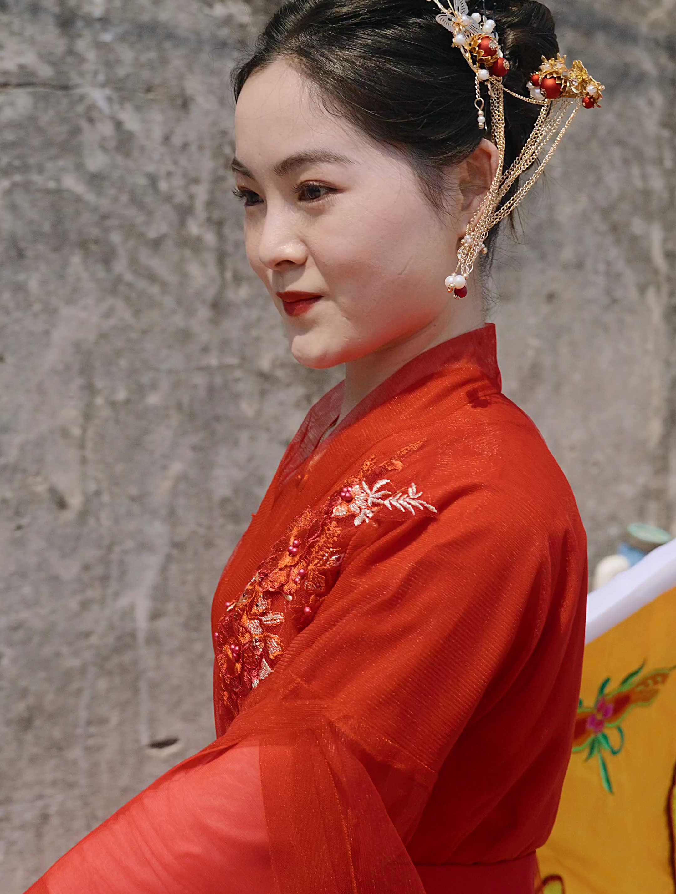 潮汕美女扛标旗红衣飘飘