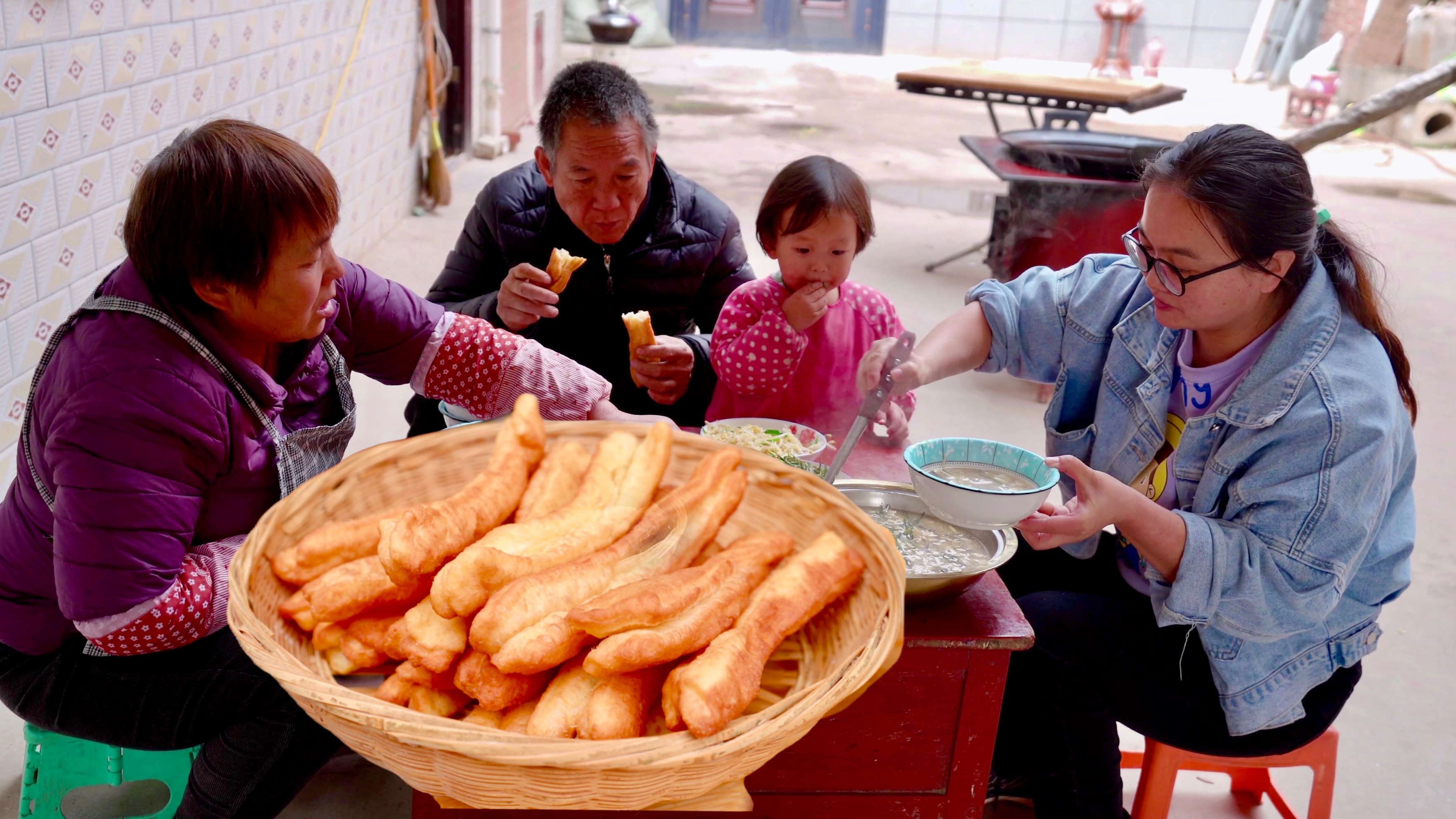 炸一些发面油条，煮一锅胡辣汤，胡辣汤泡油条太香了！
