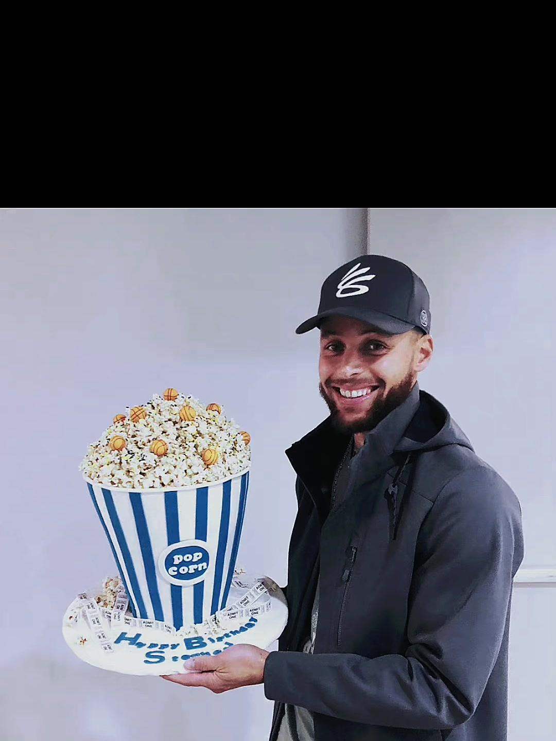 一人一句祝福的话送给这个爱吃爆米花的大男孩吧,库里34岁生日