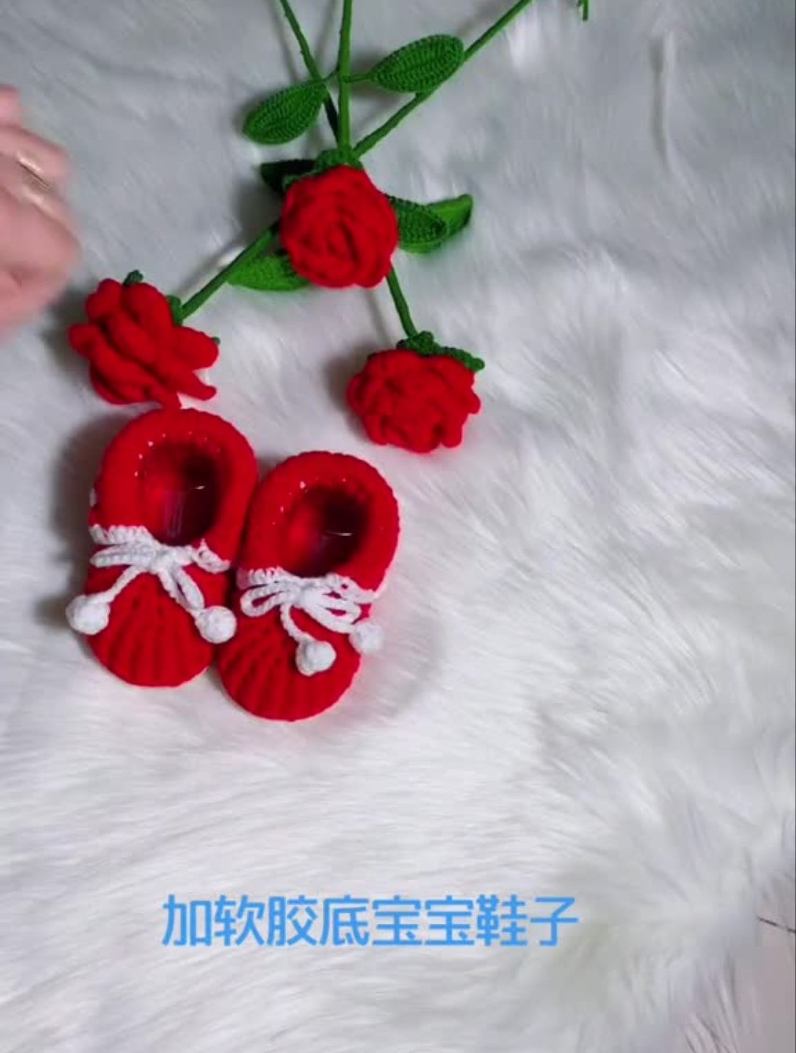 手工毛线编织今天钩双加软胶底的宝宝鞋剩点线钩几朵玫瑰花-度小视