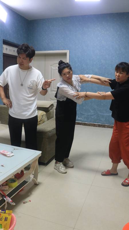 丈夫每月发工资婆婆就要走,妻子忍无可忍,揭开婆婆真面目 情感