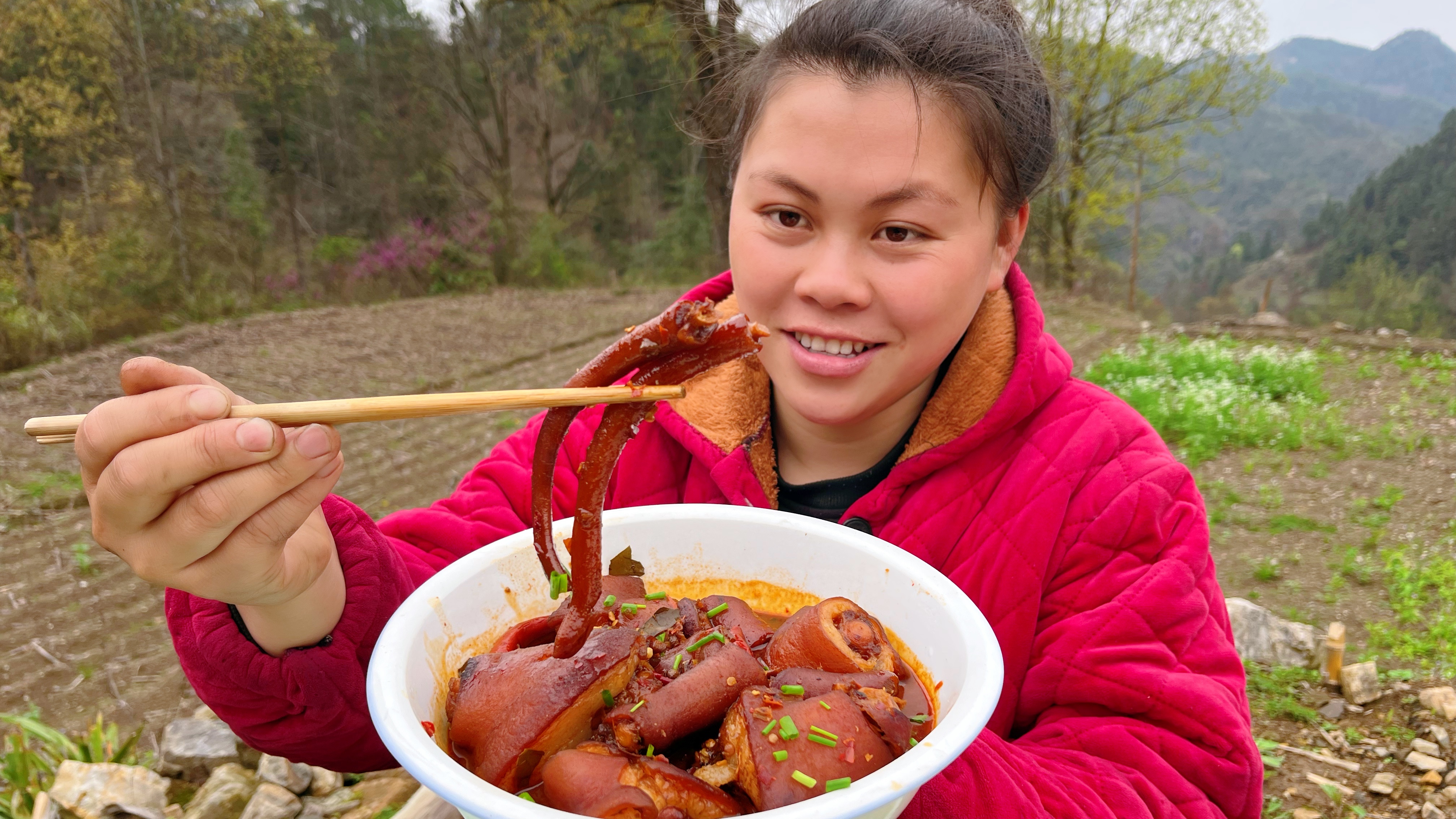 欧妹干完活,拿6个猪尾巴煮一锅,配盘蔬菜香辣过瘾吃得嘴流油