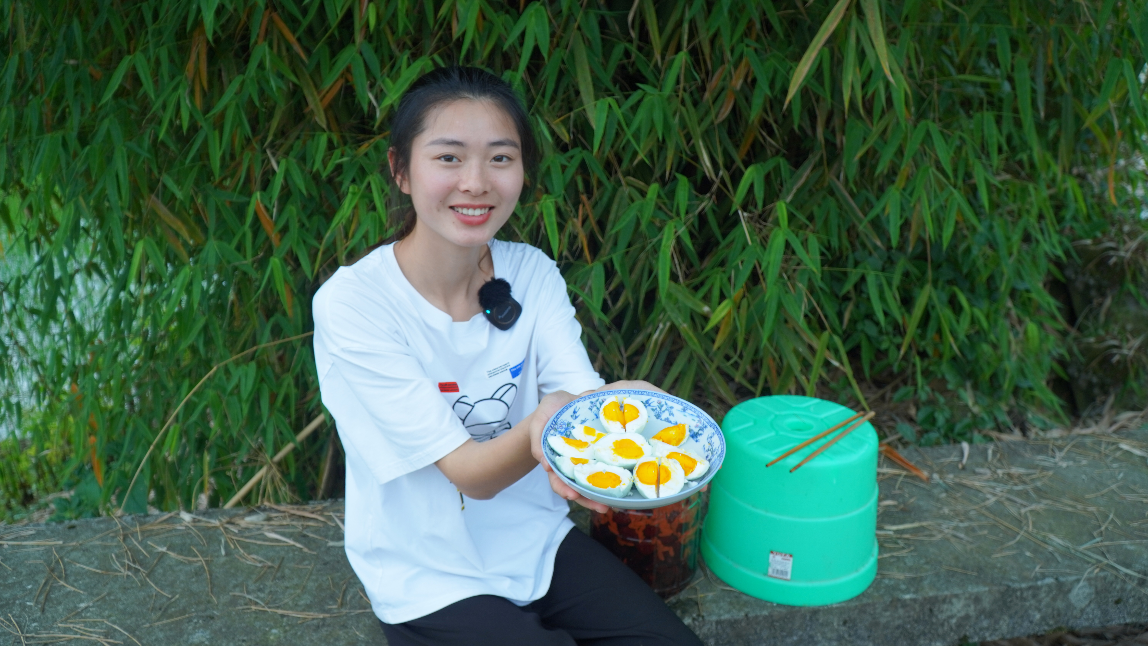 土鸭蛋腌制了一个月，妹子担心会失败，吃着还不错很适合下酒