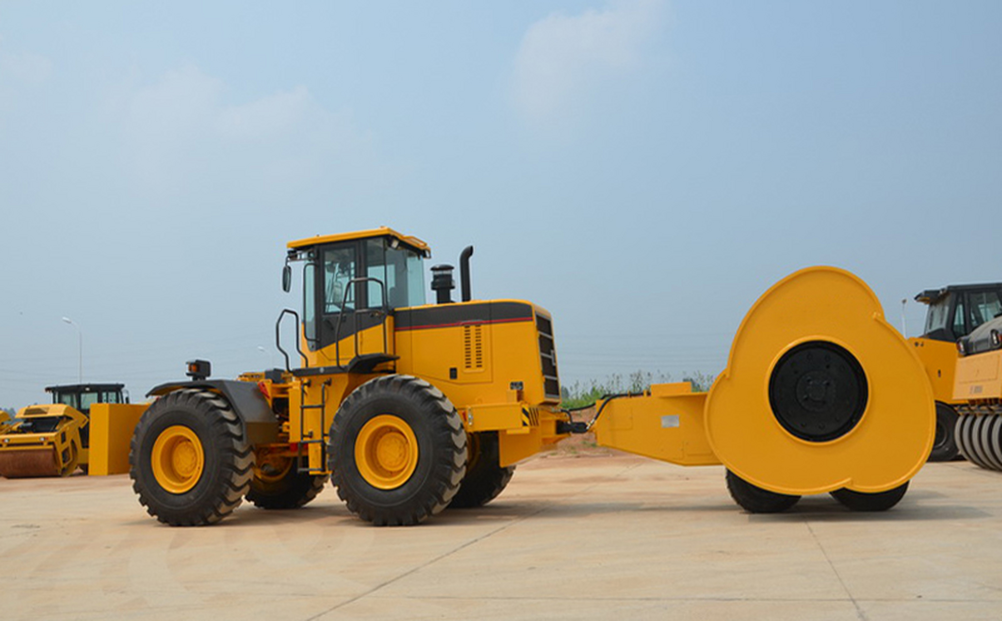 yct25冲击碾压机是一种国标25kj冲击碾压机,属于单钢轮振动压路机.