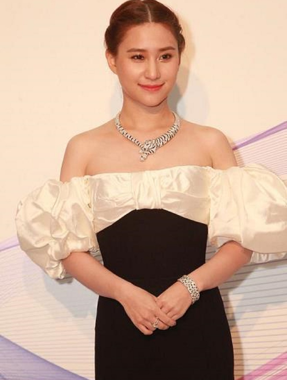 "赌王千金"何超莲:拒绝霍启山错爱吴克群,当街被窦骁黑脸怒甩