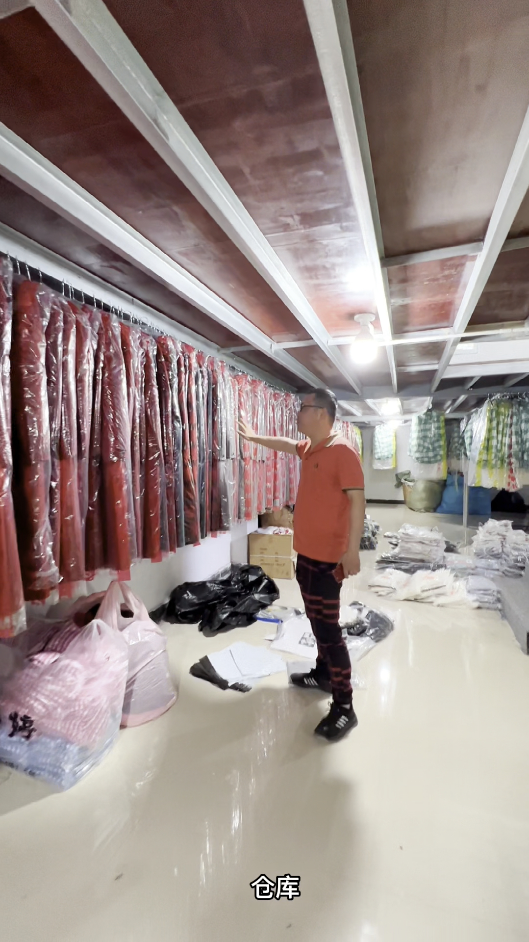 走进200平双面呢大衣仓库,带你看看网红爆款有哪些-度小视