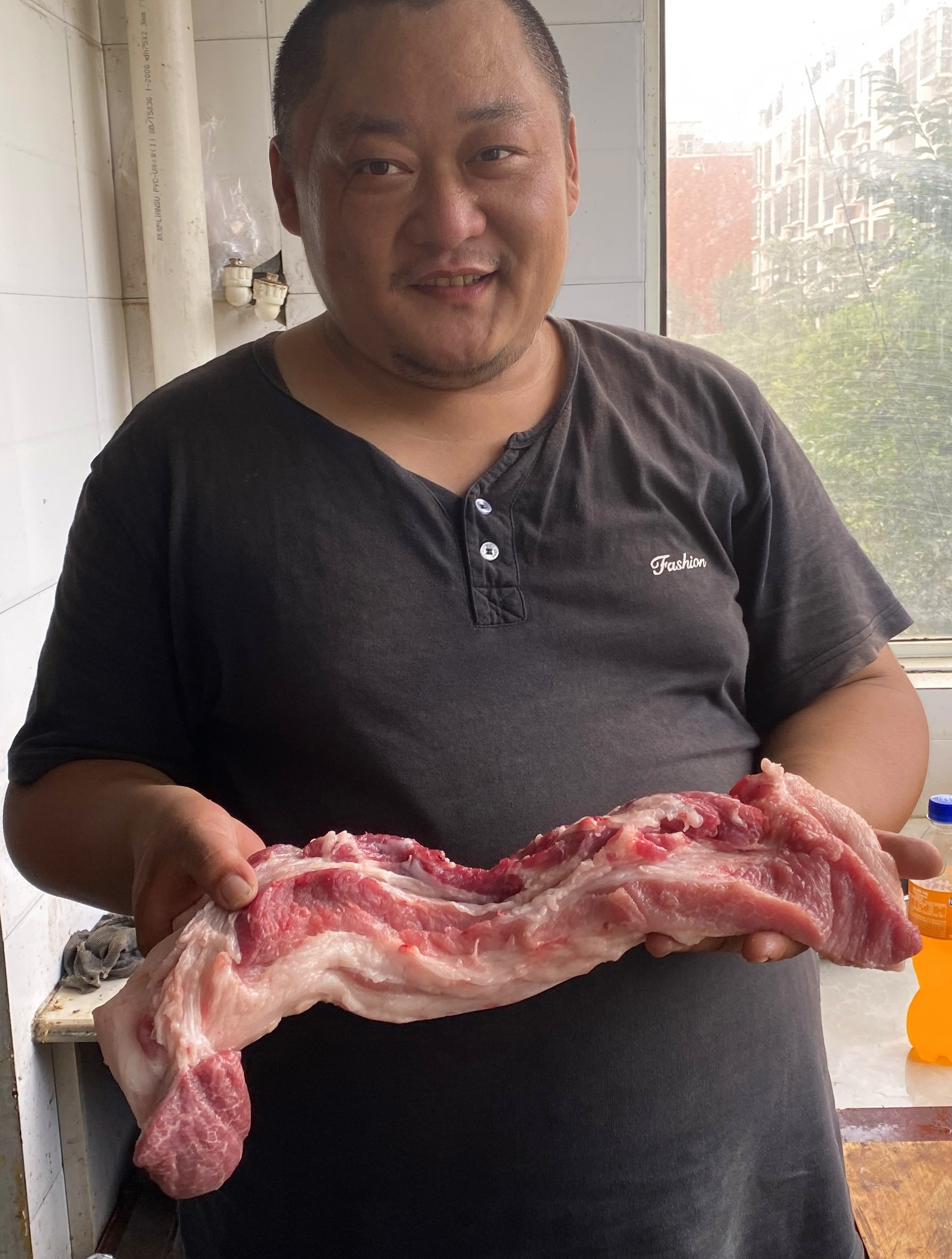 胖龙面相凶狠似社会大哥,靠豪横吃播圈粉百万,背后经历让人心酸-度小