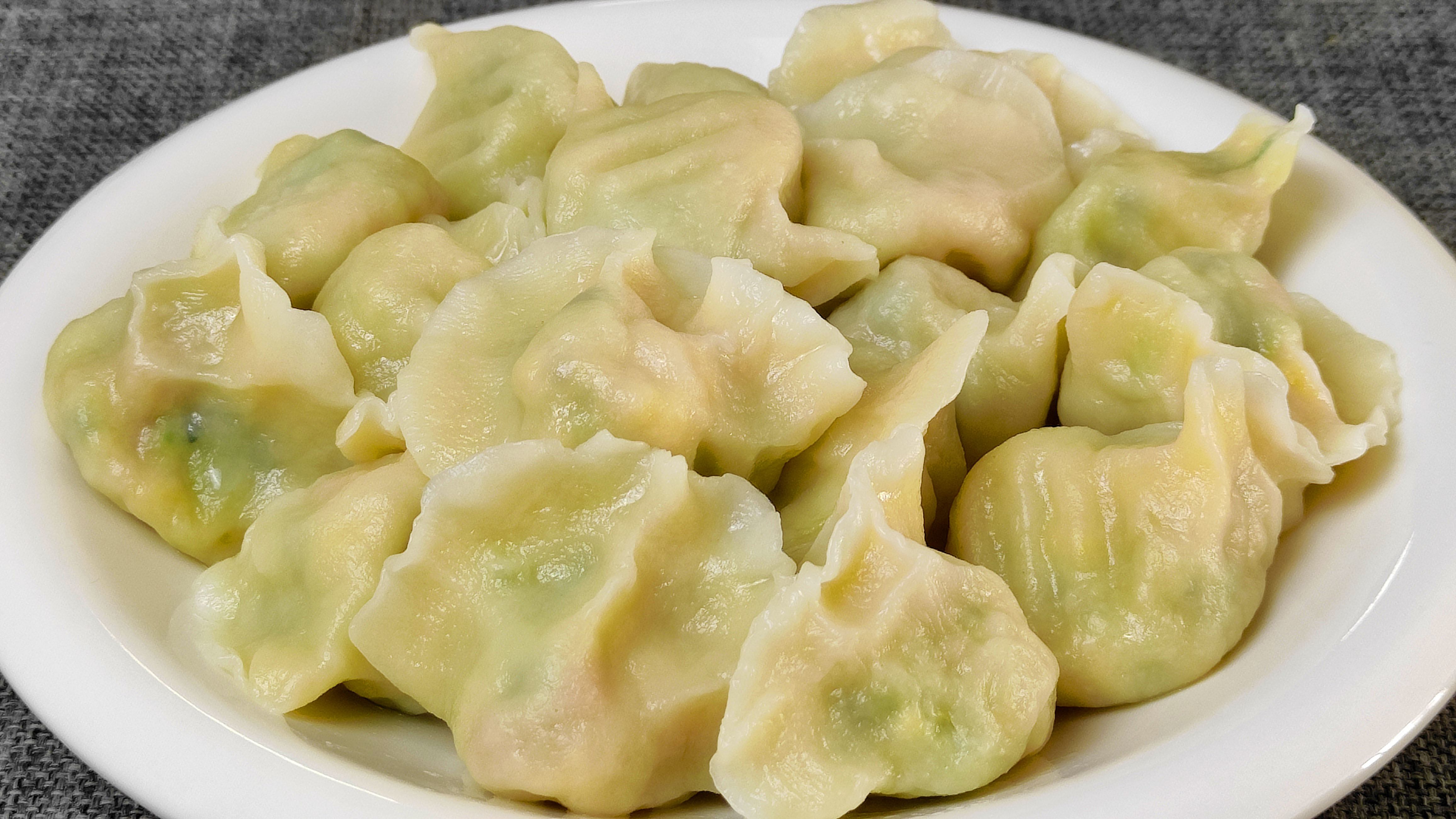 南瓜包饺子太香了，学会这样做，简单美味又营养，一口一个真解馋