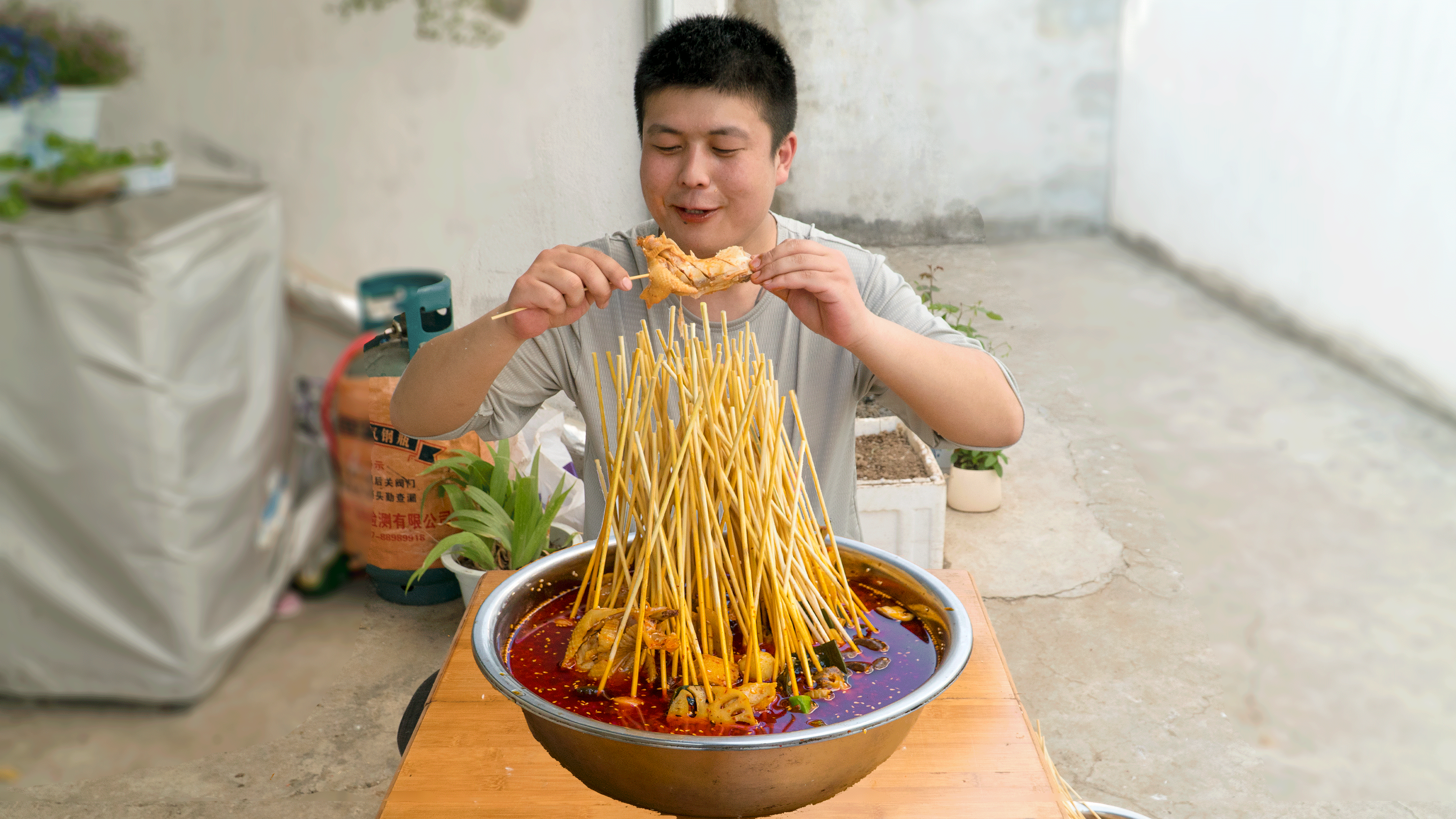 一只母鸡十几种配菜做“ 钵钵鸡 ”这味道很难停下来的