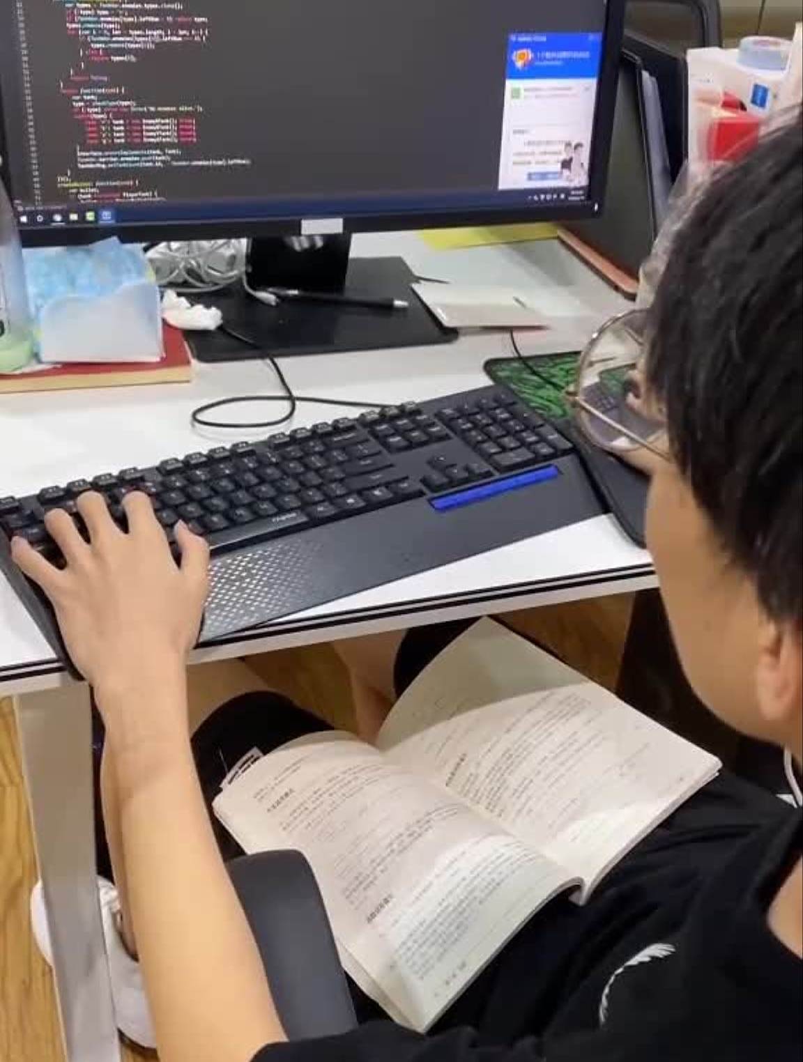 公司实习的程序员,边看书边写代码,代码还一个一个照抄的-度小视