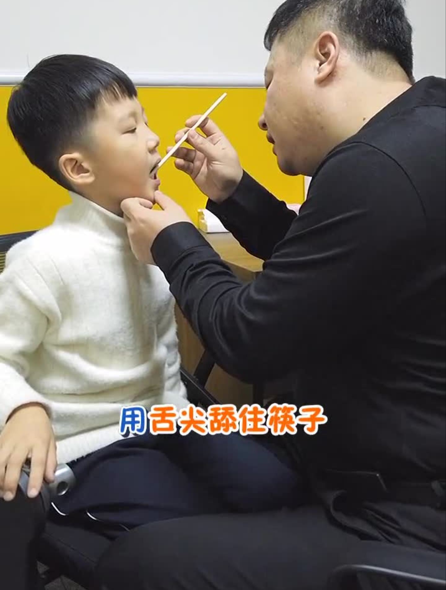 小孩舔舌头图片