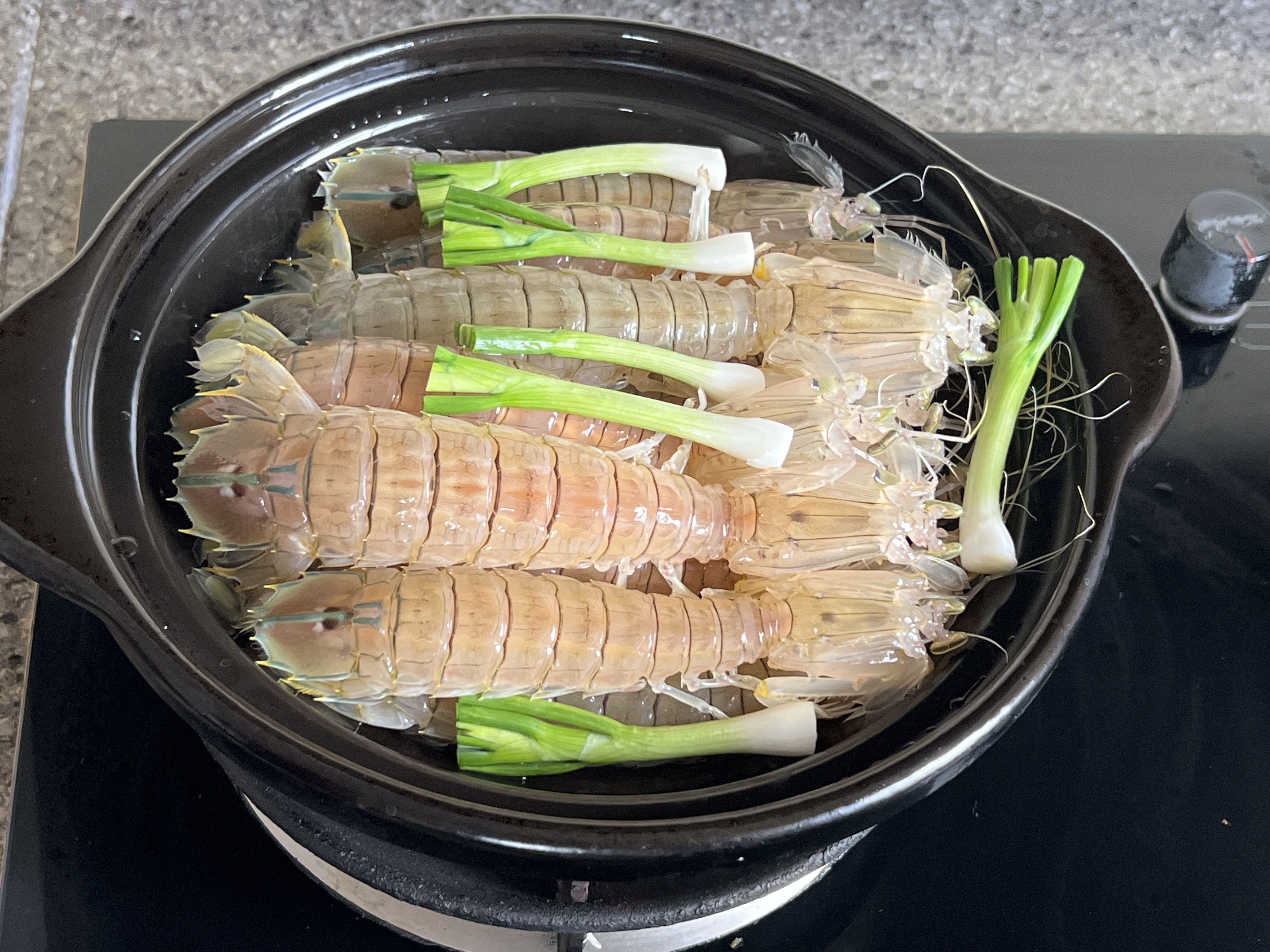 姜葱焗皮皮虾做法,出锅香气扑鼻,原汁原味,肉质鲜嫩多汁