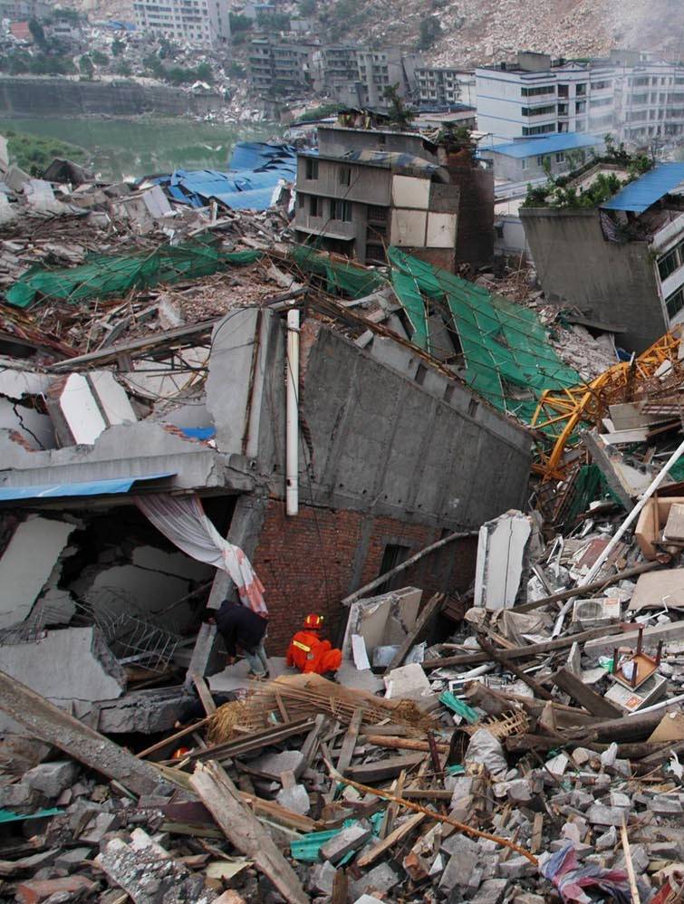2008年汶川地震真实影像,大地猛烈摇晃,宛如世界末日(4)