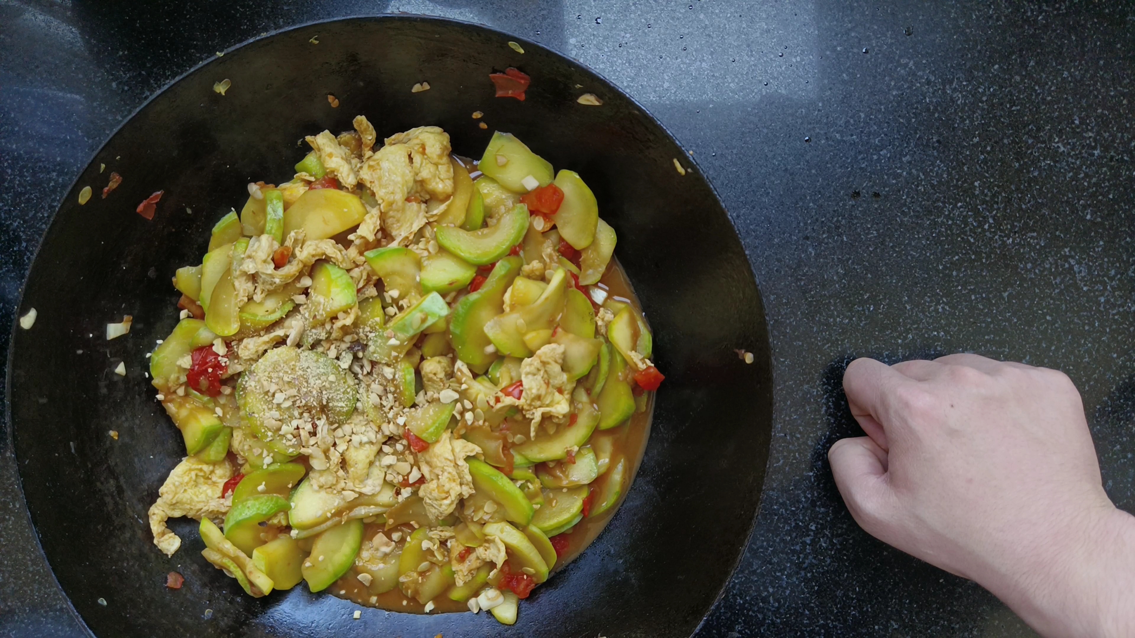 炒鸡蛋角瓜西红柿吃,这菜配大米好吃,少吃菜多吃大米