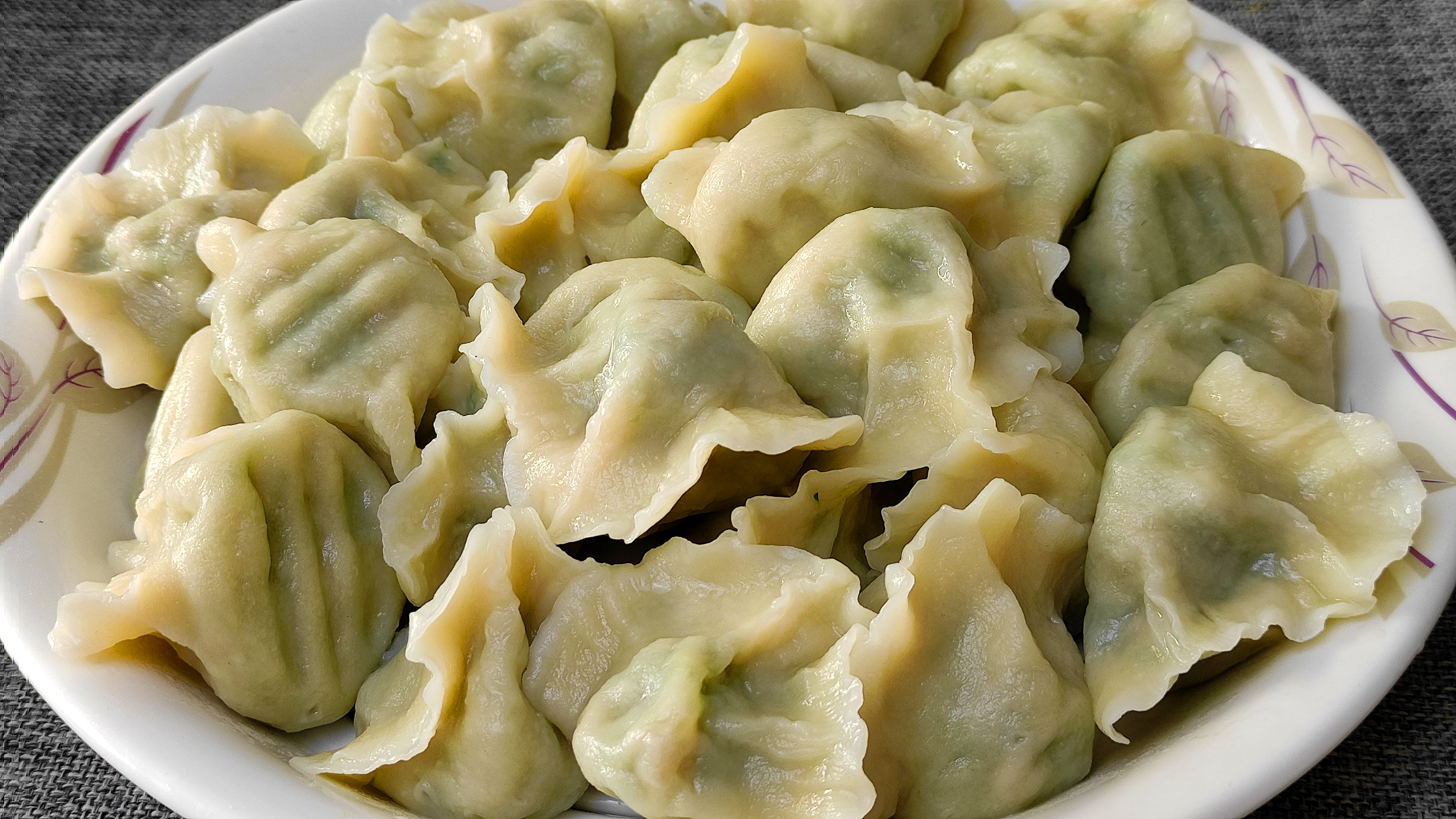 茴香饺子好吃有诀窍，教你调馅方法，馅料翠绿鲜嫩不发柴，太香了