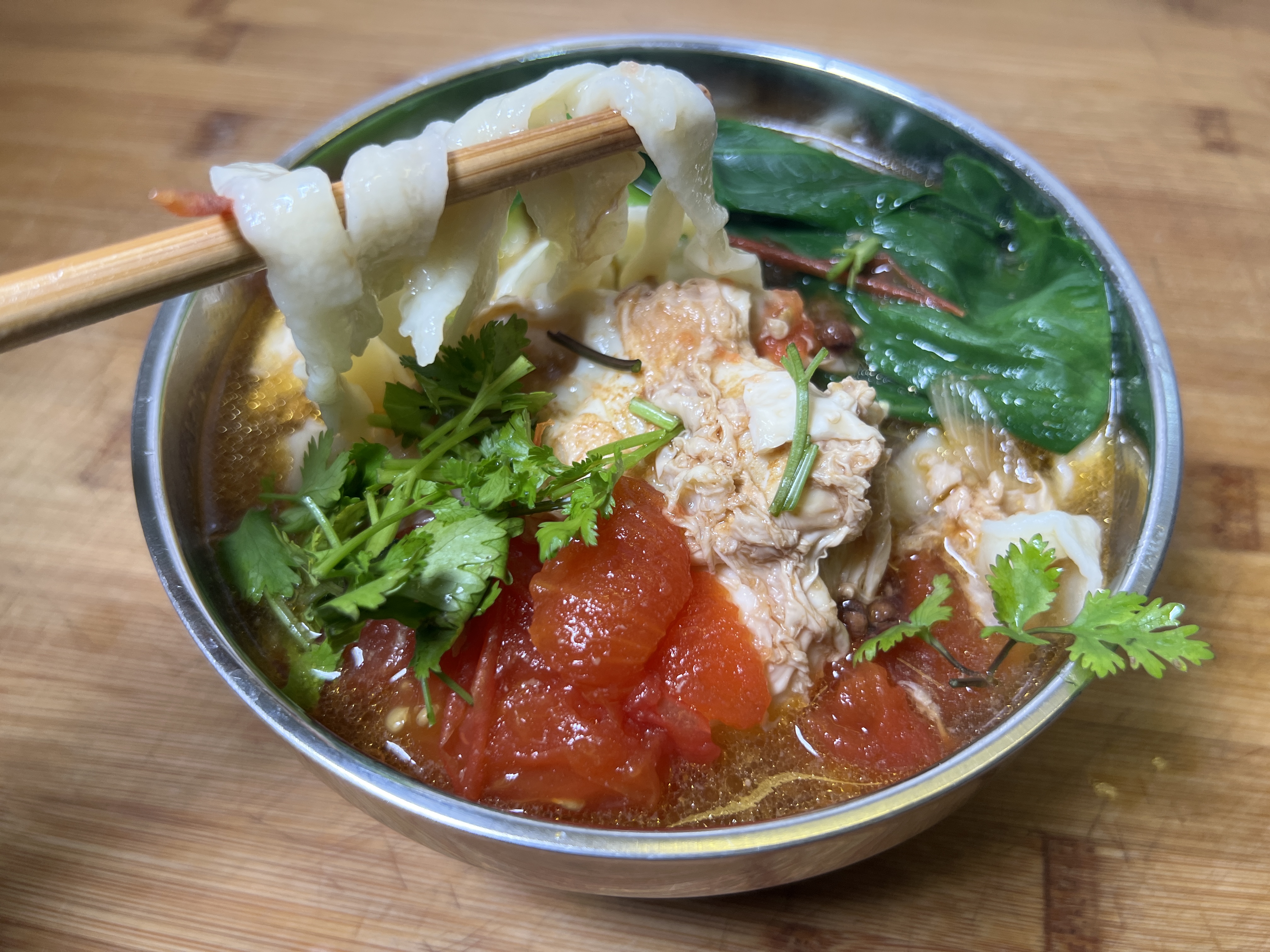 自制手擀面,用西红柿和鸡蛋来打卤,看着直流口水,面条劲道好吃