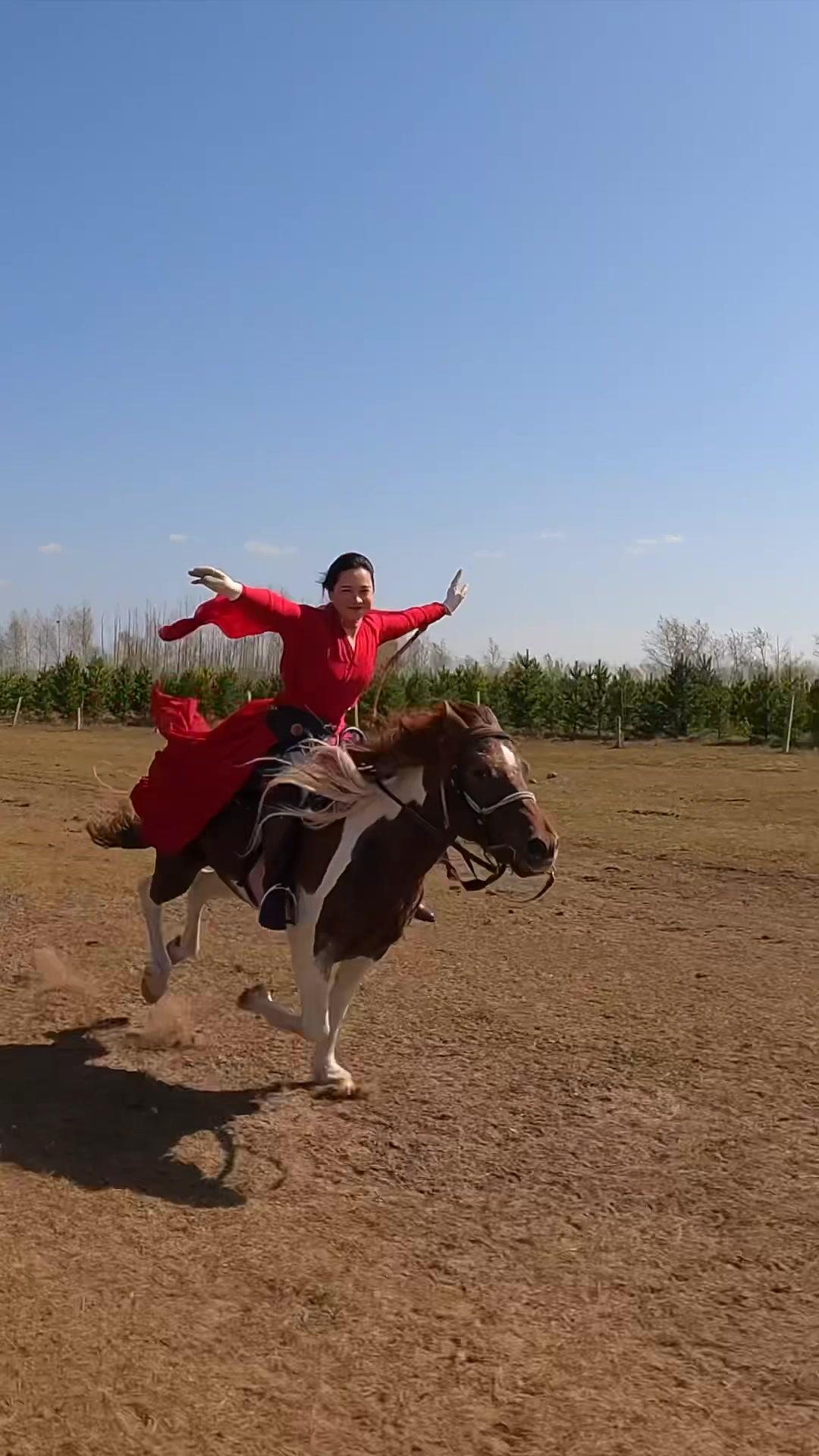 着汉服骑马,仙气飘飘,温婉中流露着英气!