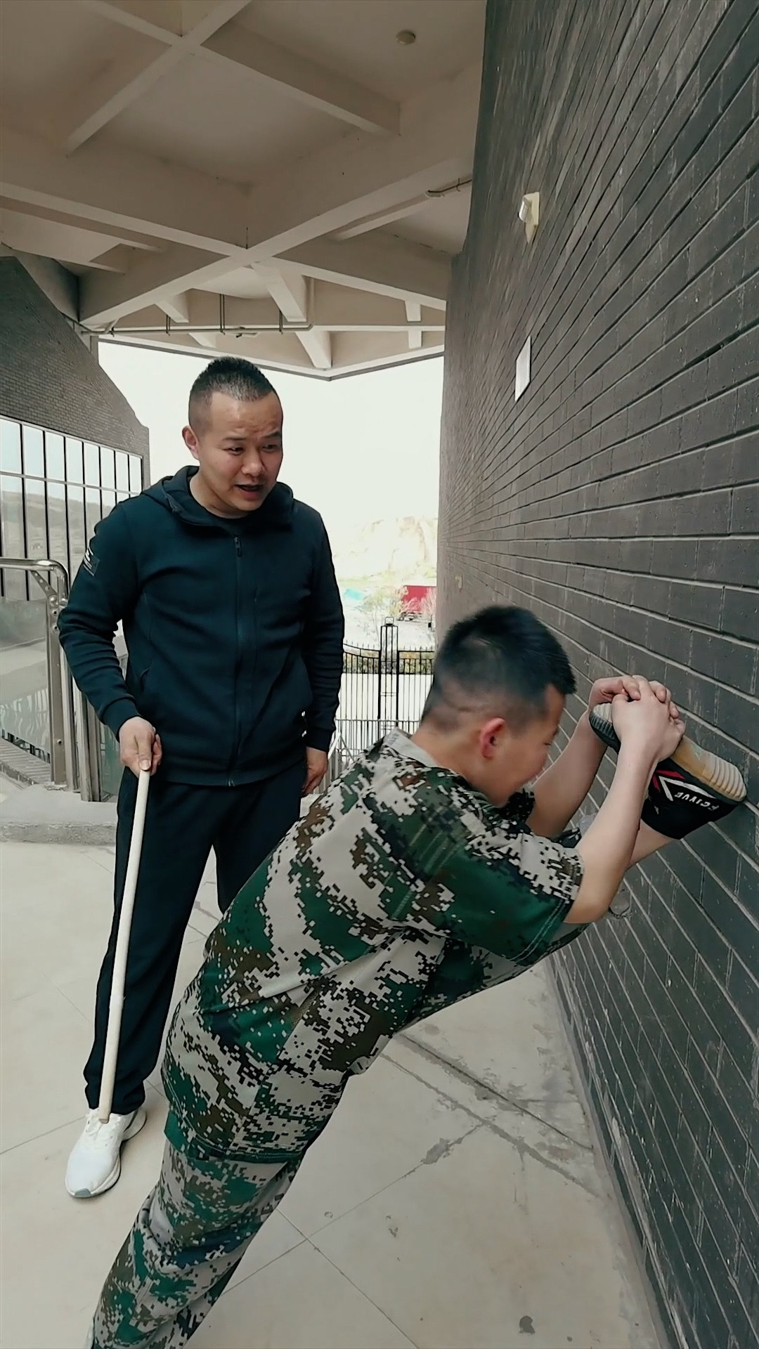 严师出高徒,师父的棍子谁不怕