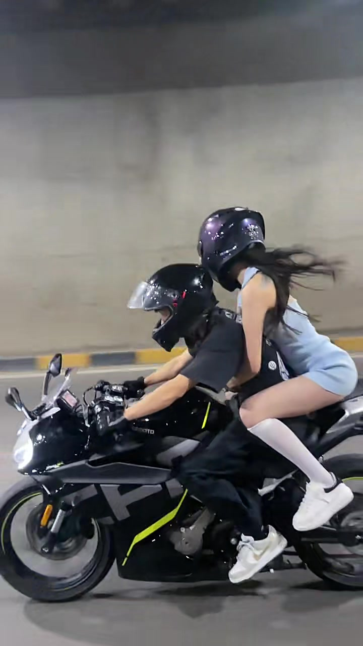机车,女朋友选一个你会选哪个