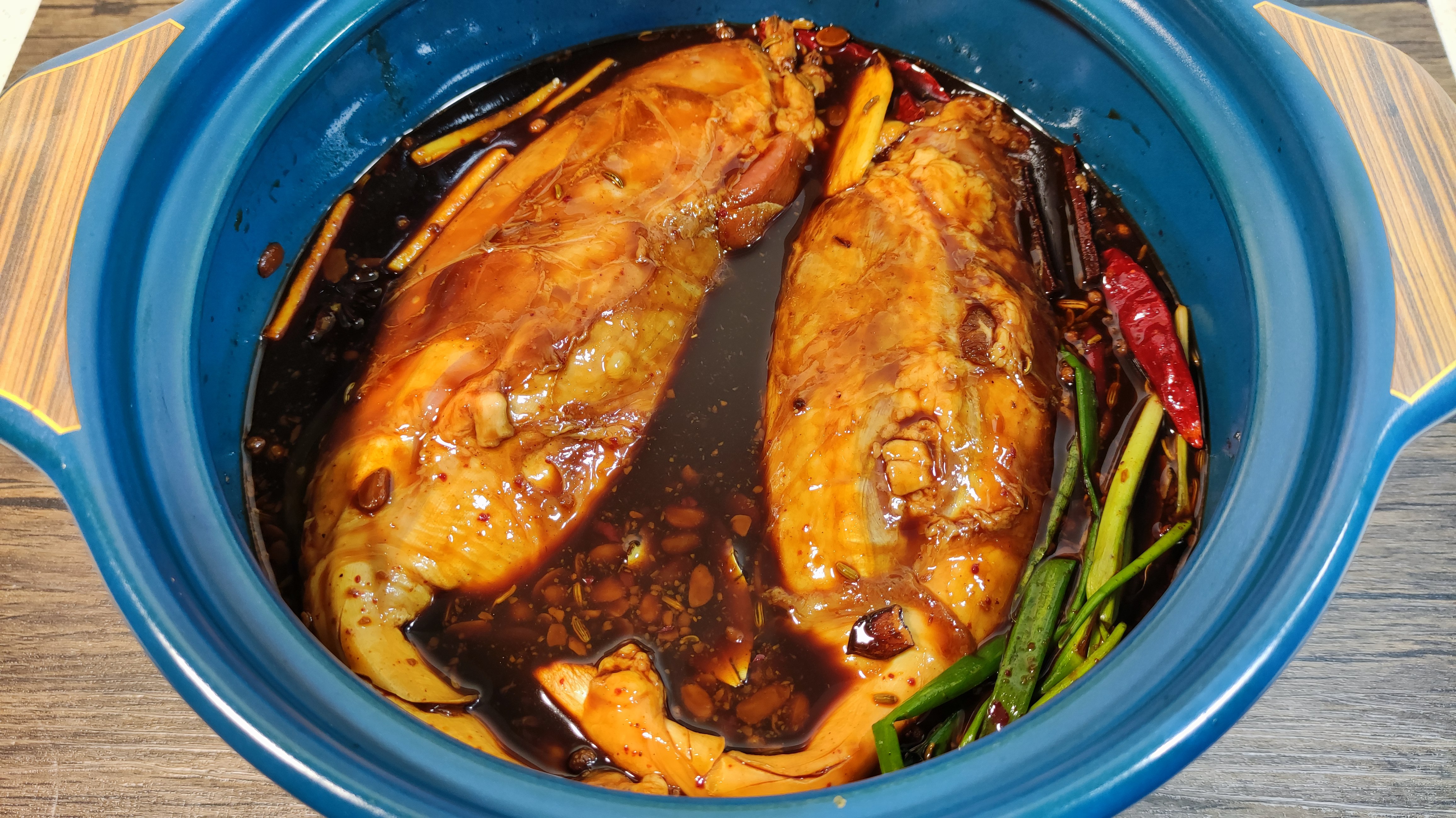 牛肉直接放酱油中泡1天，味道比卤牛肉都香，肉质紧致不塞牙好吃