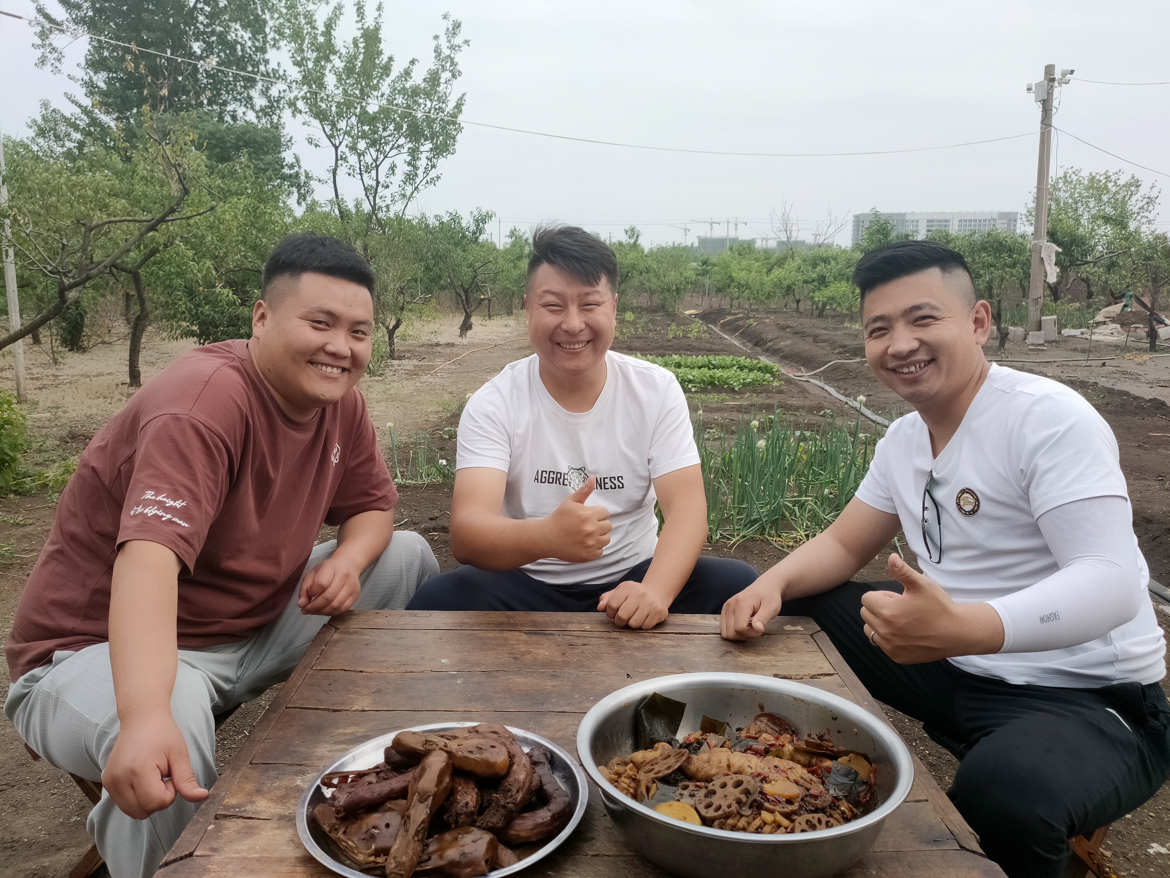 9个鸭头,6个鸭脖,一盆素菜,卤一锅麻辣鸭头,朋友直呼是味!