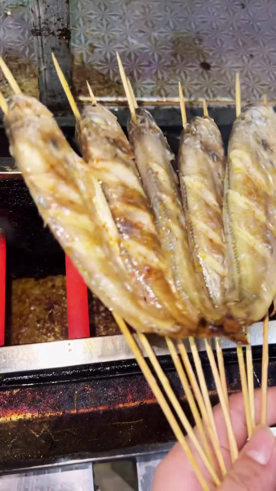 29.9就能吃6串小黄鱼18串特色烤串一共24串平均一串一块多