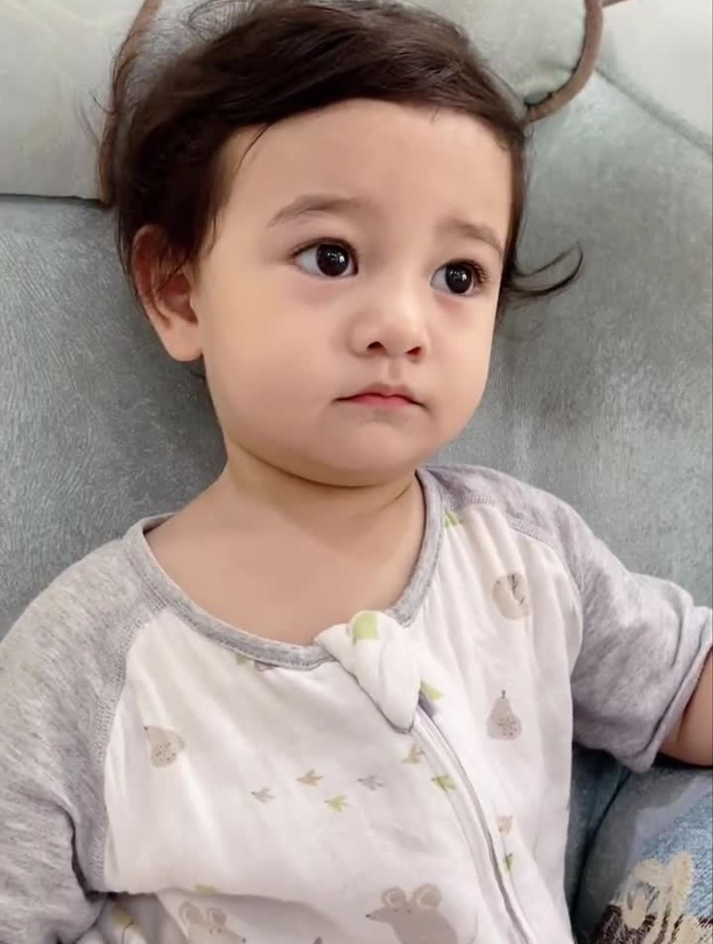 今日份小可爱已上线一脸无辜一脸懵混血萌娃-度小视