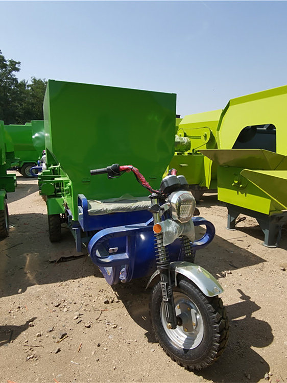 小型电动三轮草料撒料车 牛羊饲料喂料车