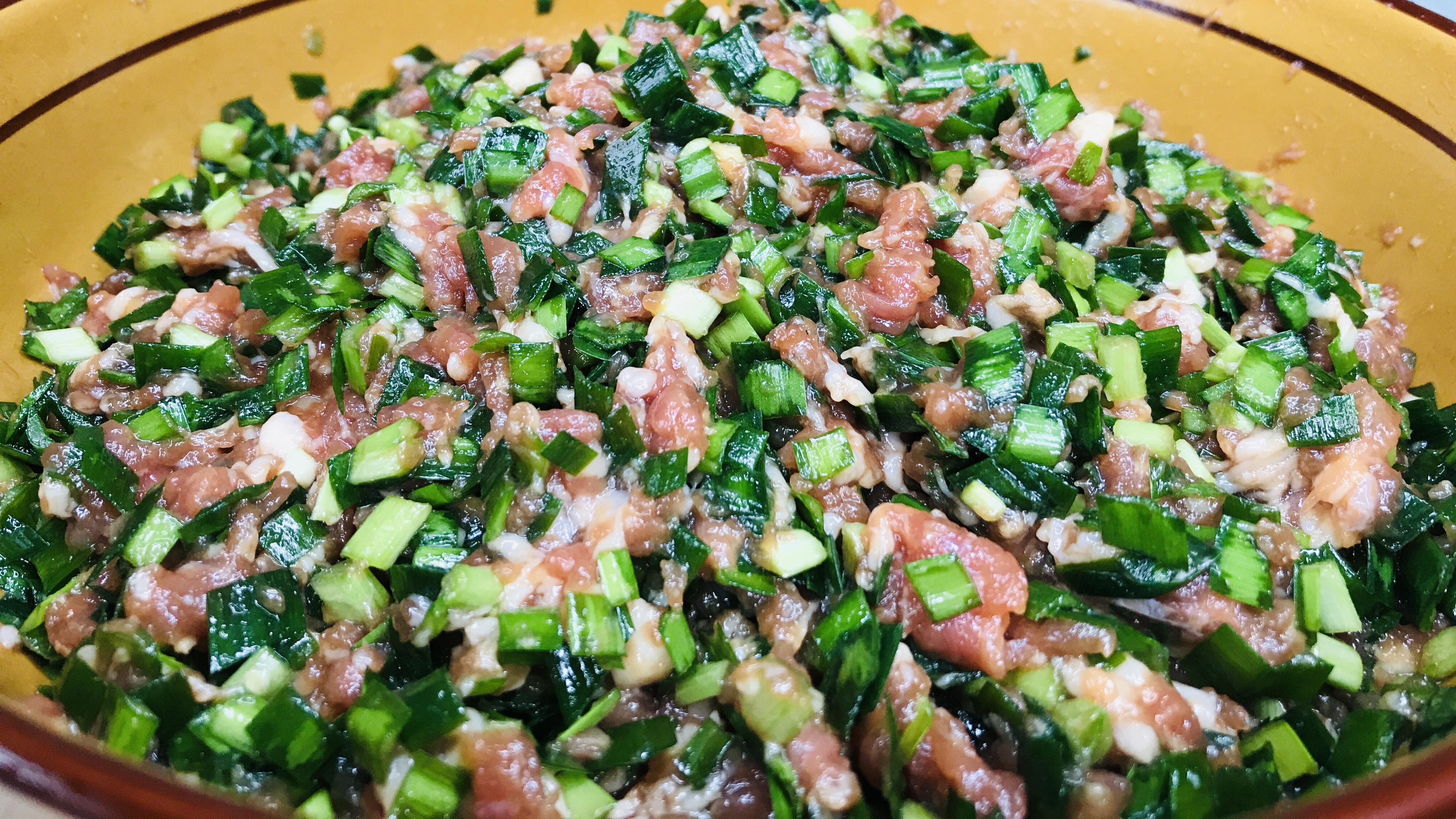 过年韭菜饺子馅这样调,鲜嫩多汁不腥不柴,教你饭店秘制调法