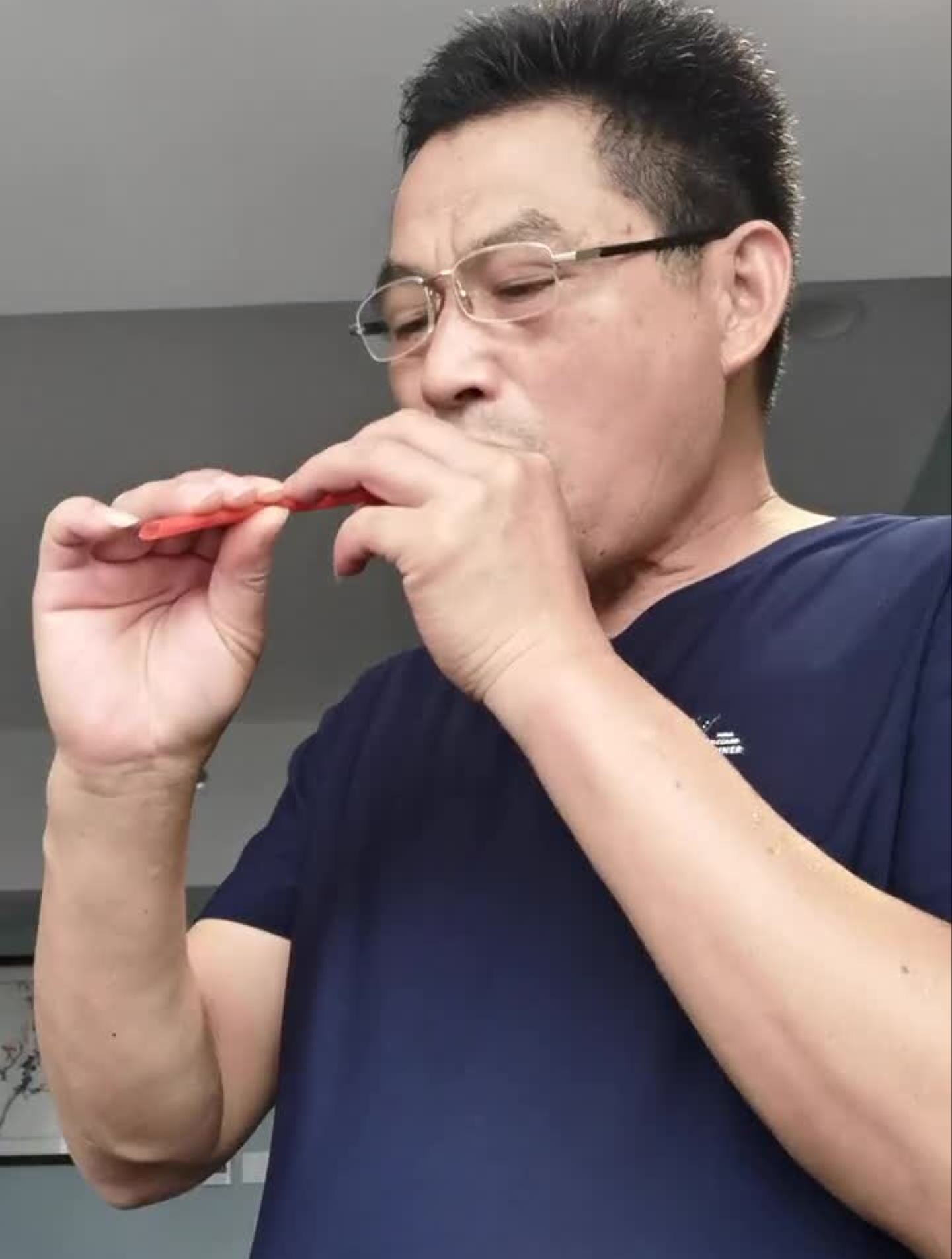 今日一吹(6)一一吸管笛子昨天没吹,今日续吹科普科技实验