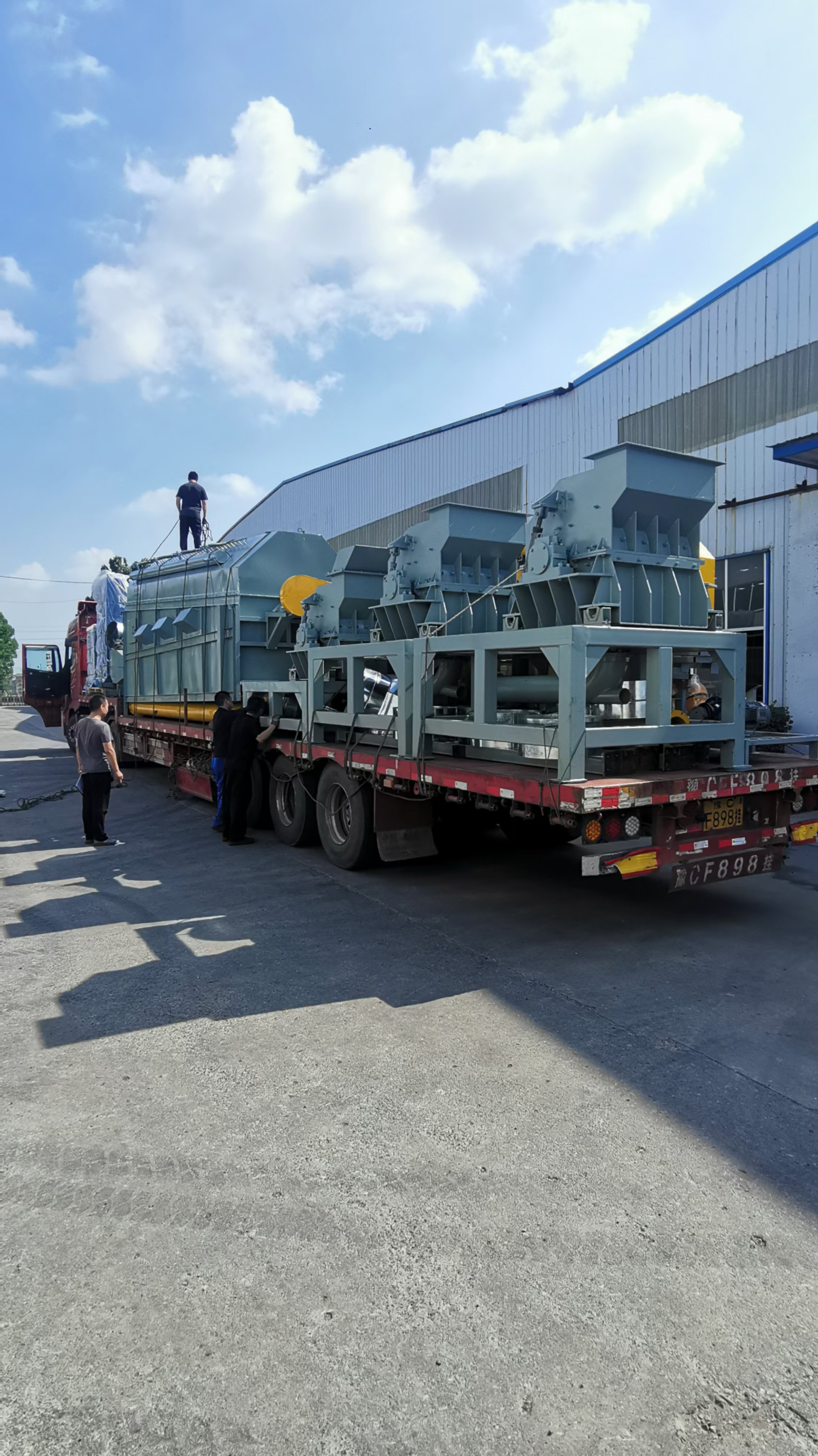 废旧锂电池极片回收处理设备工厂发货现场绿捷锂电池回收设备