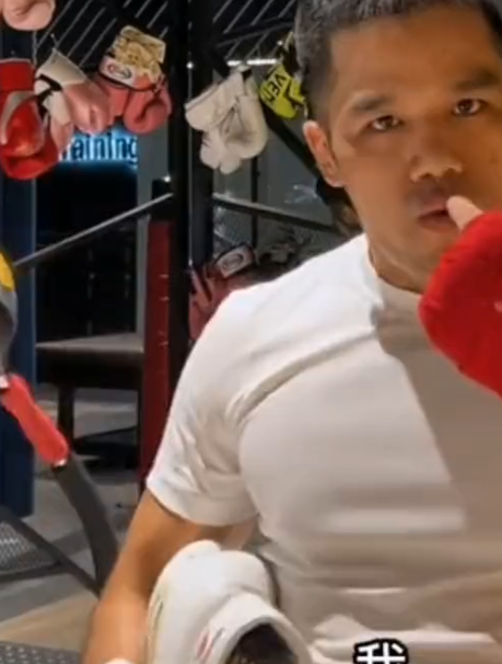 踢馆成功,搏击教练挑战网红拳手假播求,直接将对方两次击倒!