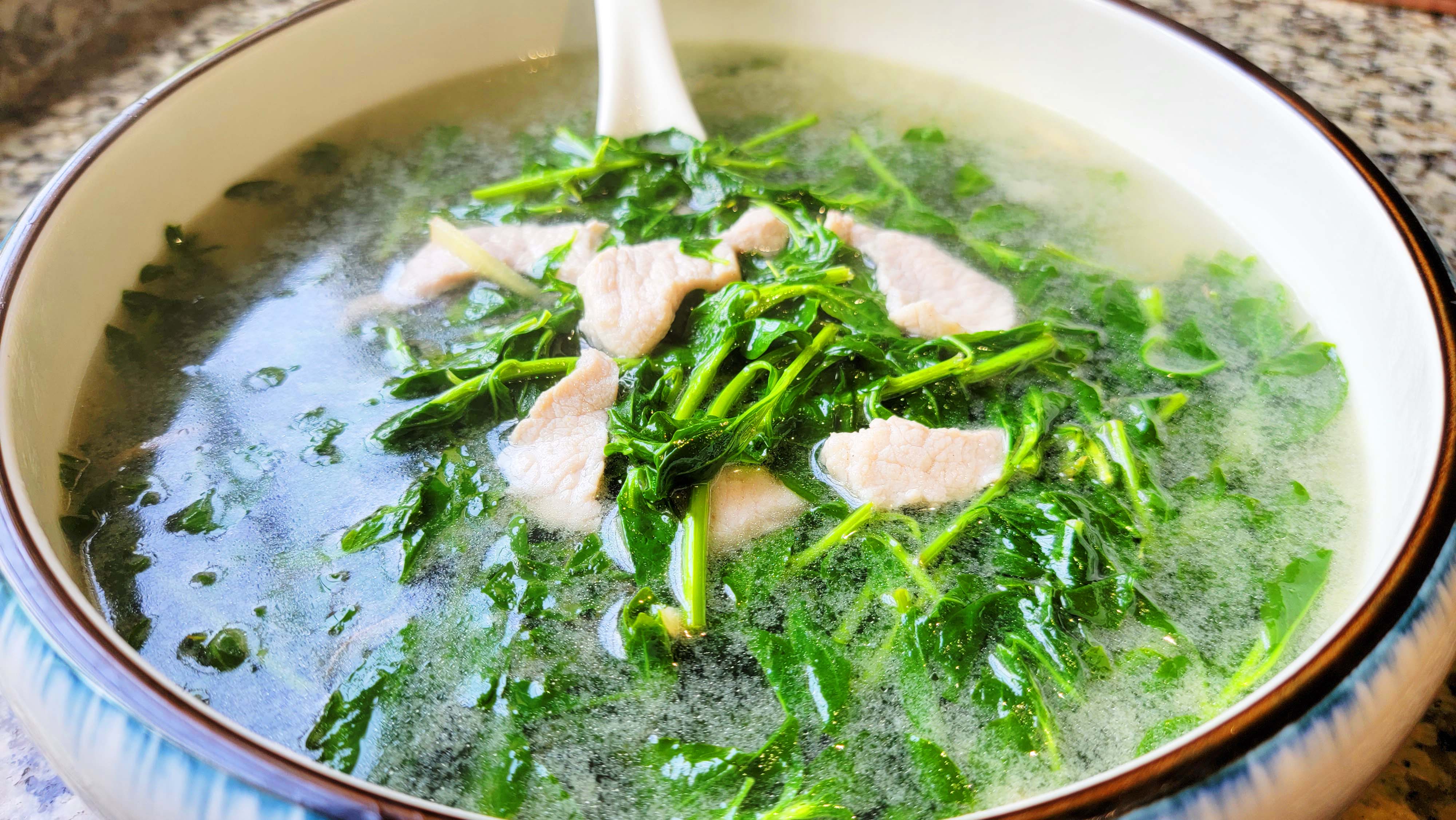 这样做的枸杞叶瘦肉汤,汤浓味美,清香甘甜,健康营养,做法简单