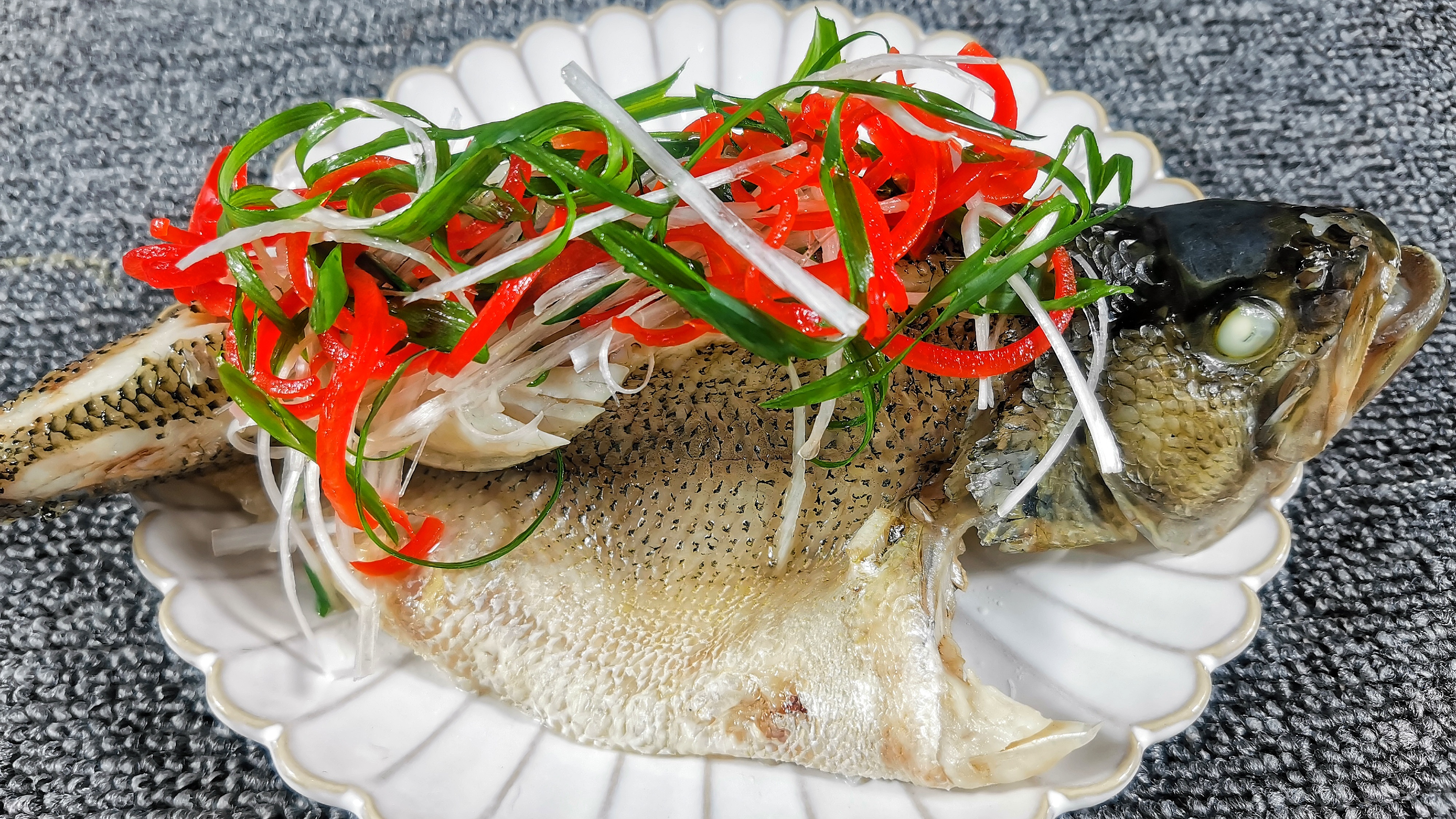 清蒸鲈鱼,最忌放盐和料酒,诀窍告诉你,鱼肉鲜嫩好吃,不腥不柴