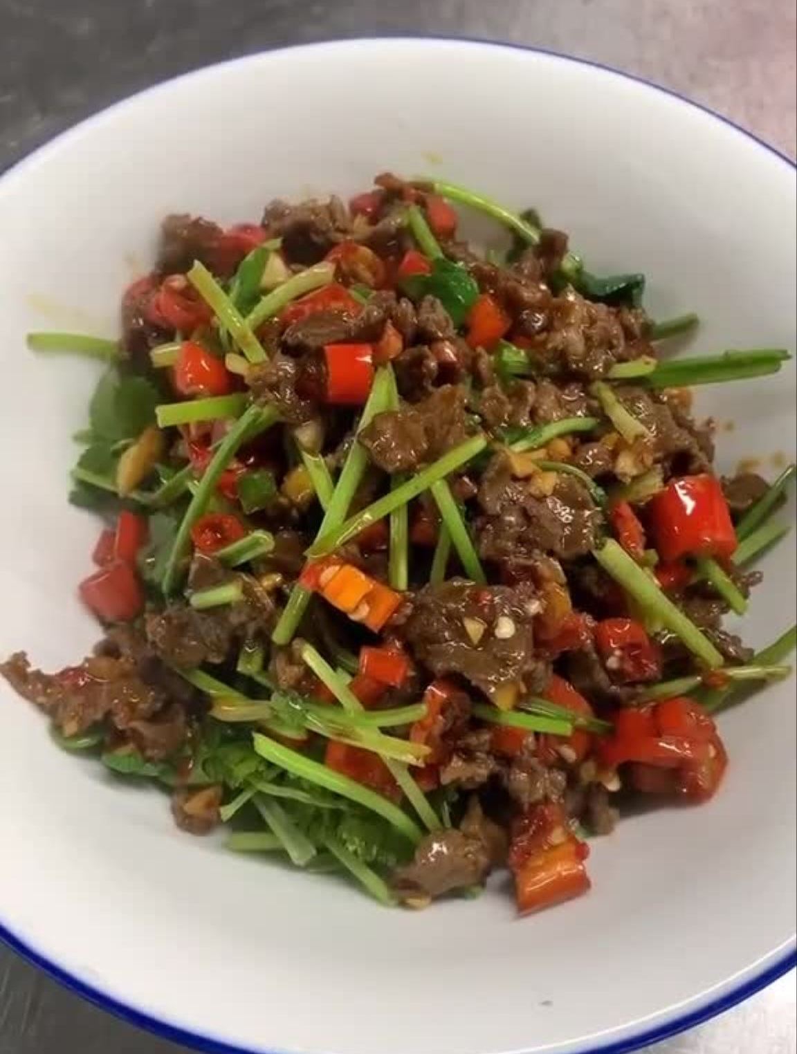 小炒黄牛肉,选用牛梅子肉现炒现抓味出锅带点香菜杆下饭