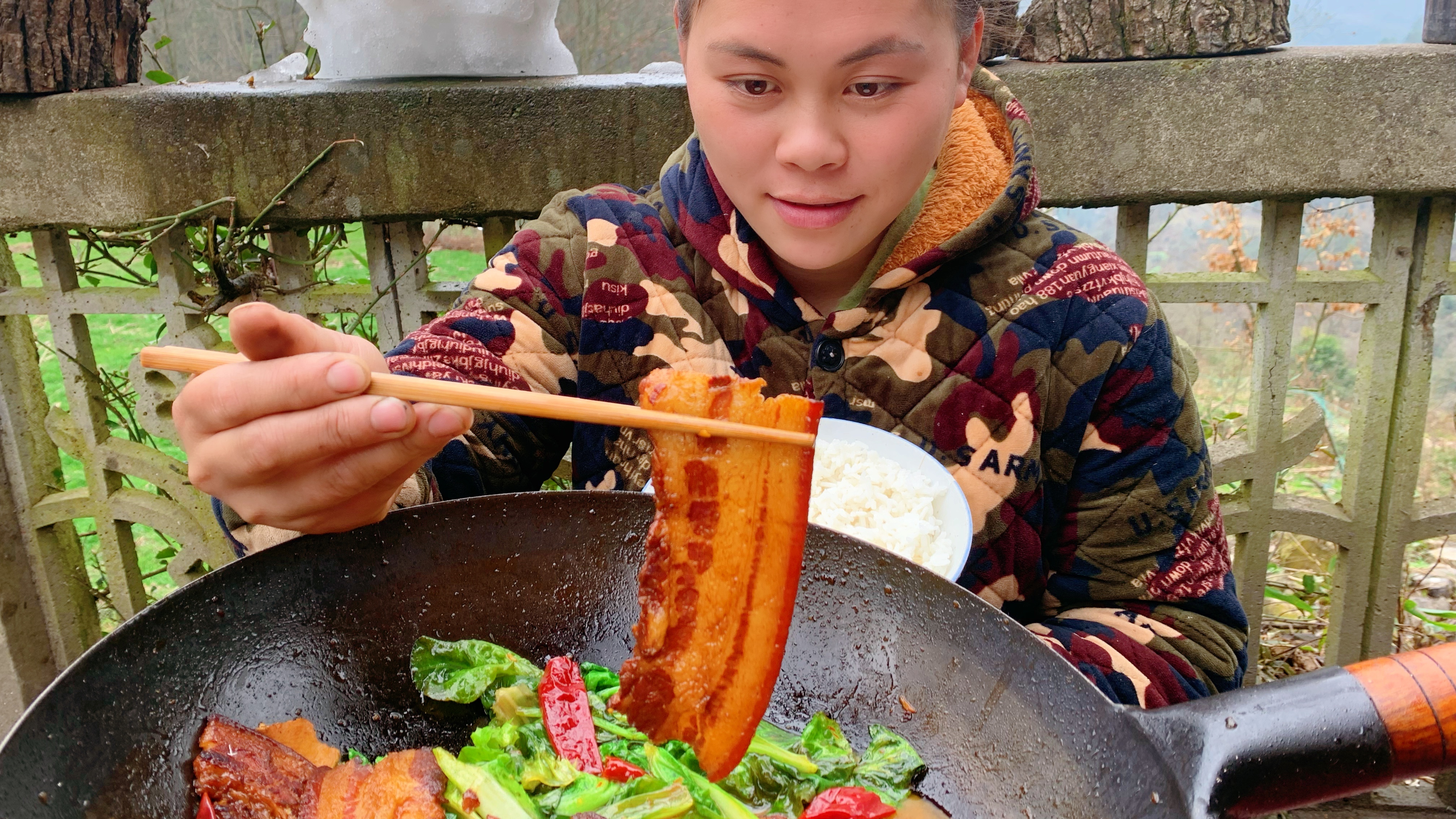 今天做个大块红烧肉,配上辣椒和蔬菜,超下饭大块肉吃着非常过瘾
