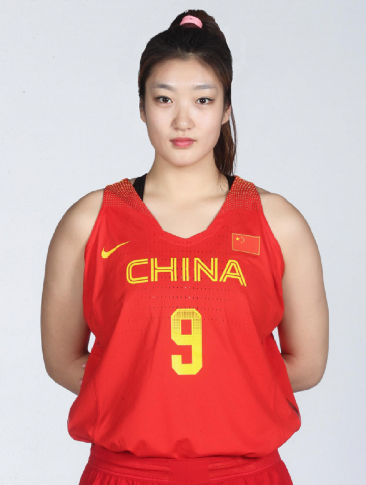 27岁李梦多迷人?体育馆训练前凸后翘太惊艳,难怪张隆会喜欢她4-度小视