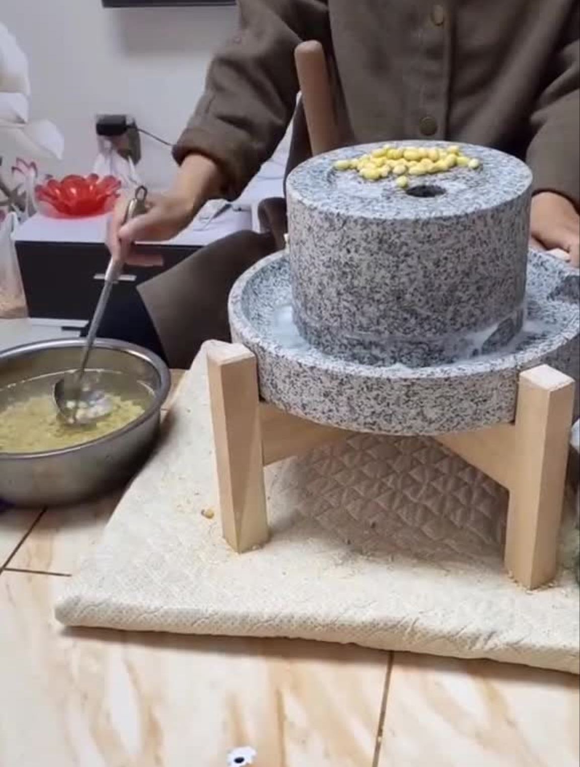 手动小石磨磨豆浆很好喝!不信你也来试一试传统手艺纯手工-度小视