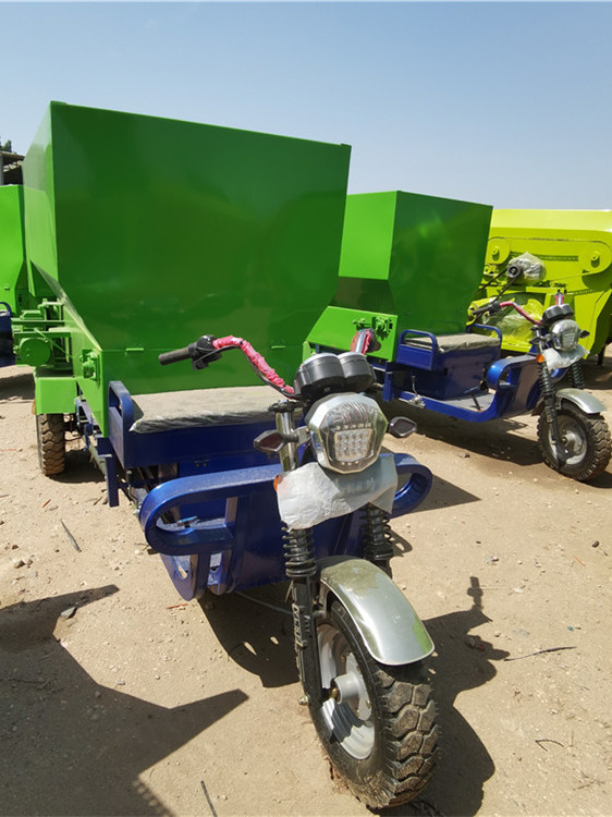 牛羊养殖饲料撒料车 电动喂料车