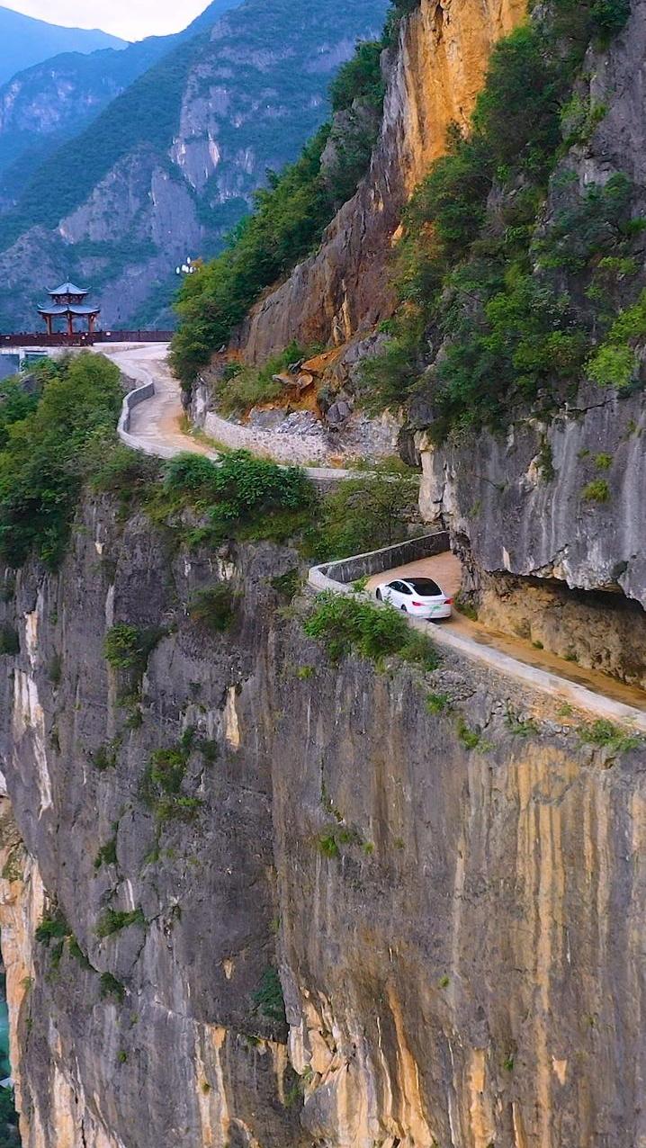 重庆大山发现一条开凿在千米悬崖上的挂壁公路,宽度不足3米