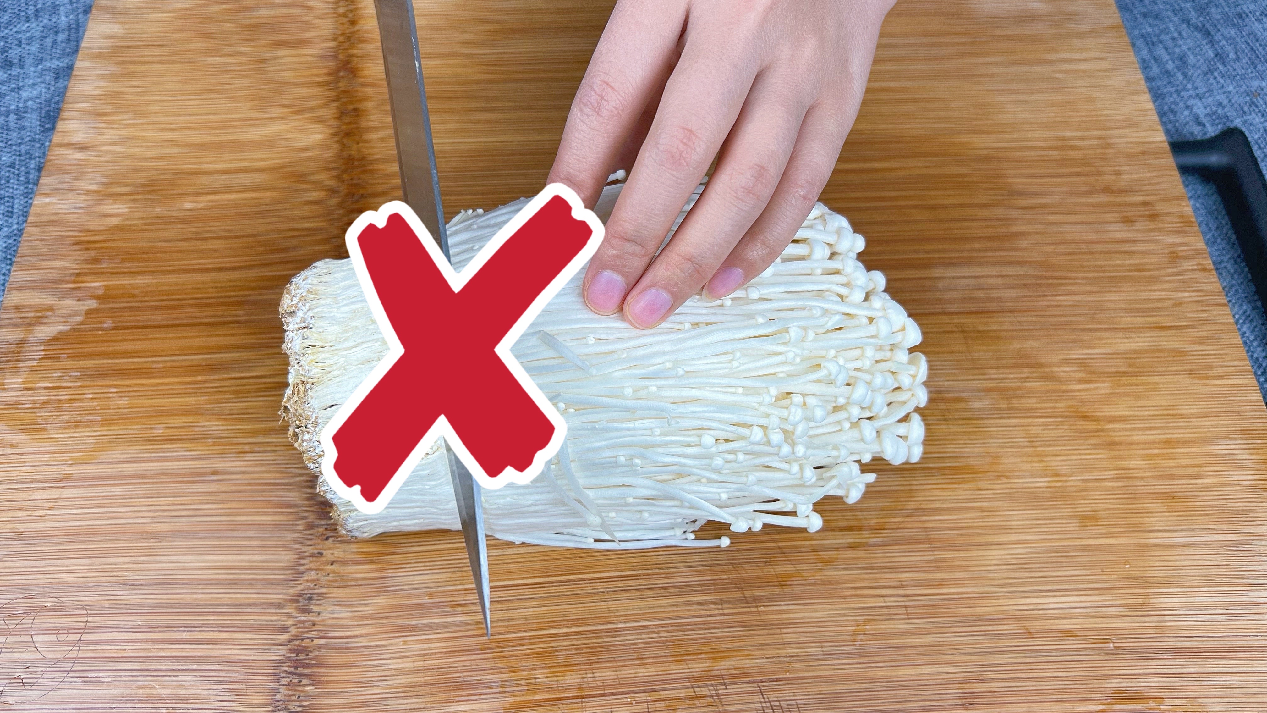 吃了20多年金针菇，原来切都切错了，教你新切法，2分钟清洗干净