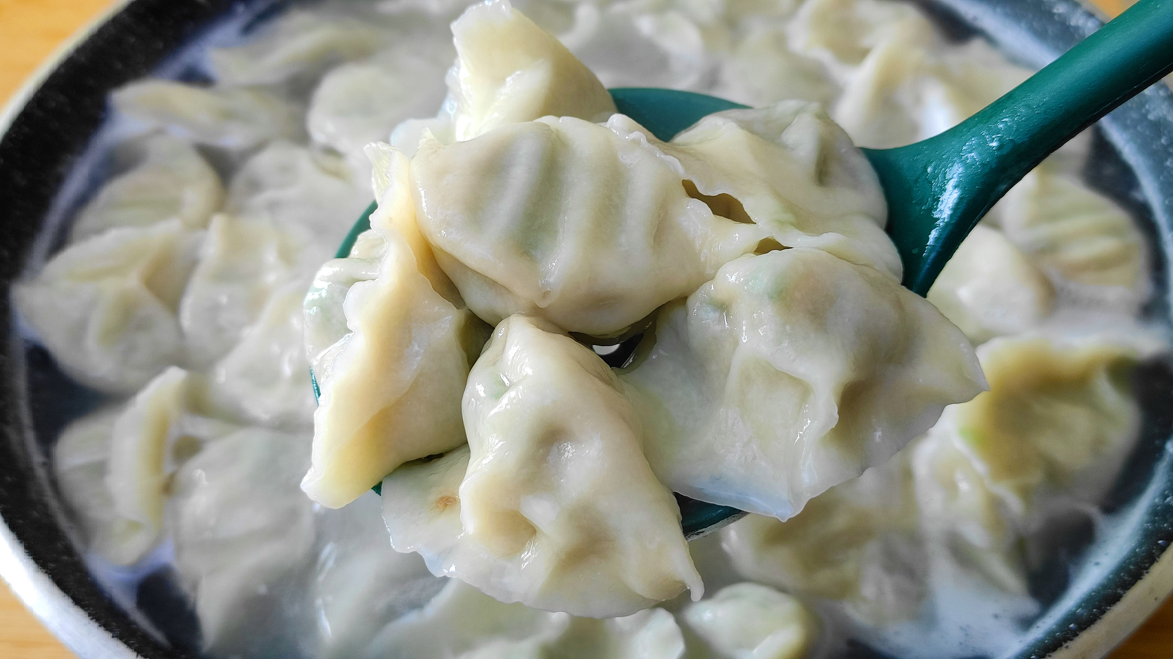 茼蒿包饺子，没想到这么好吃，学会这样调馅，一口一个太香了