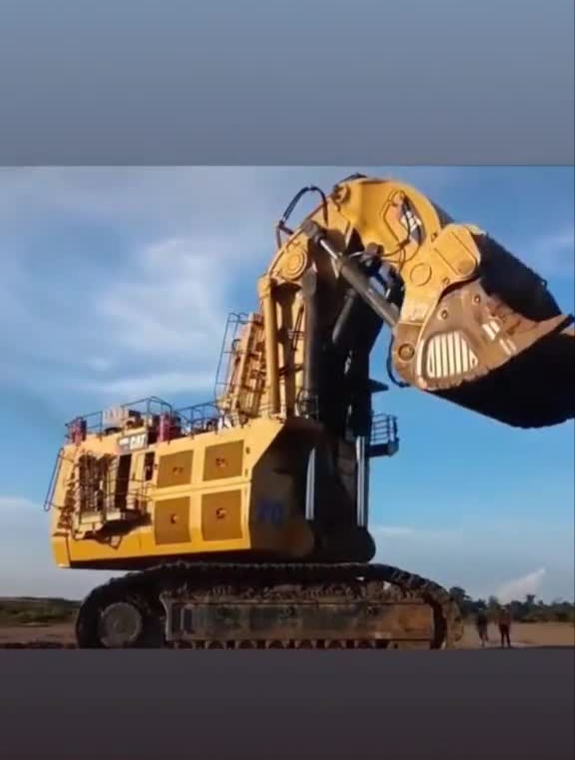 卡特6090正铲液压挖掘机,也是全球第二大液压挖掘机-度小视