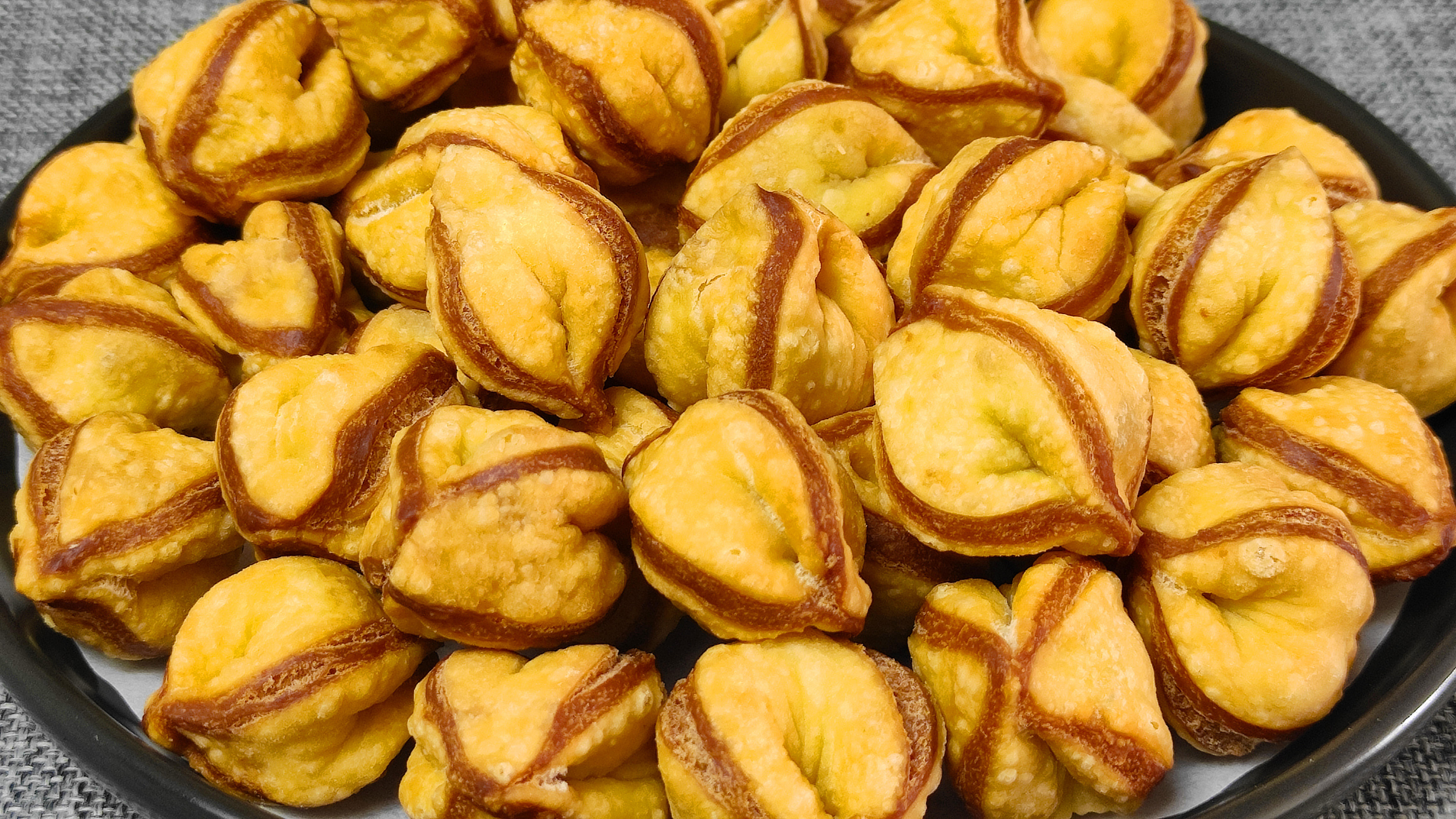 想吃核桃酥别出去买,家里有面粉就能做,香甜酥脆,小时候的味道