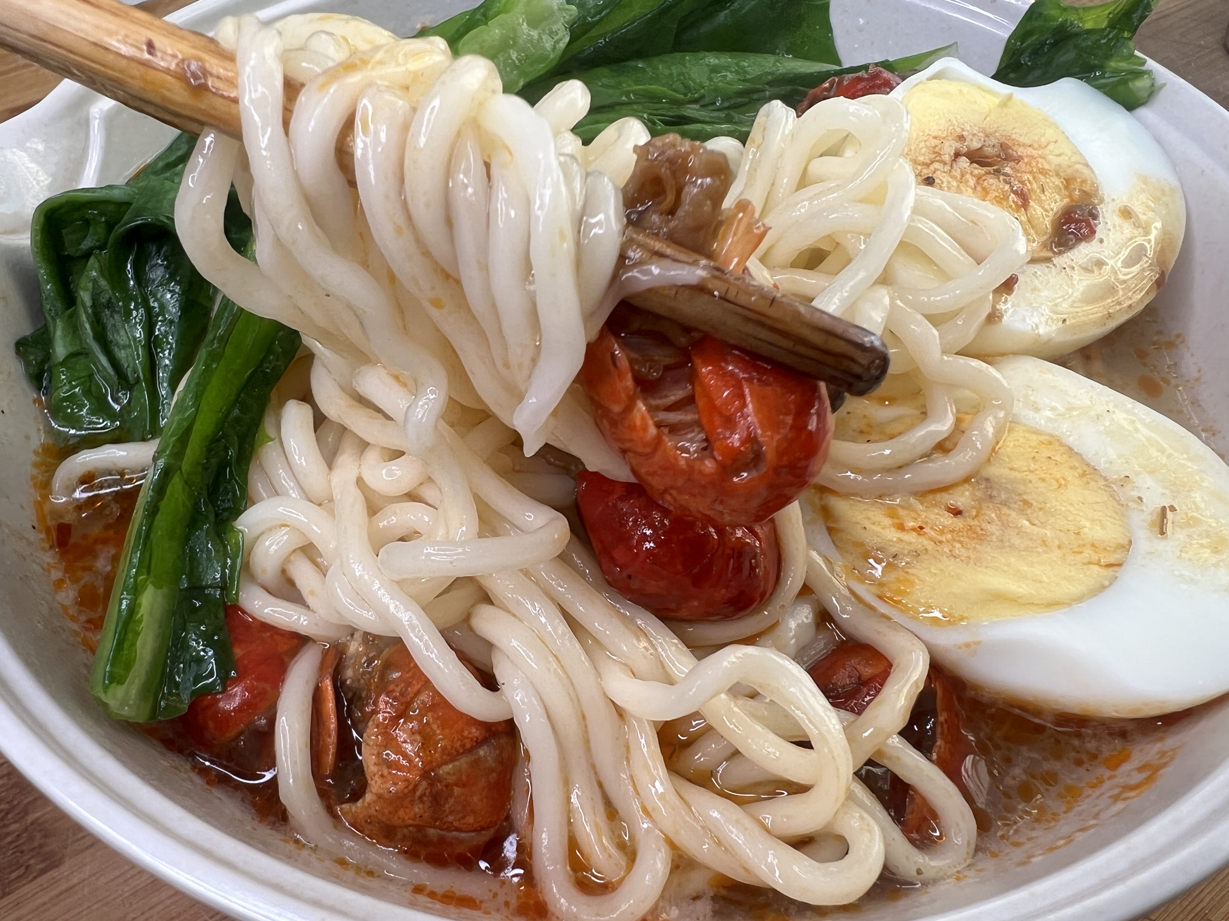 用湿面条和虾尾做简单美味,加油麦菜和鸡蛋,看着直流口水,好吃