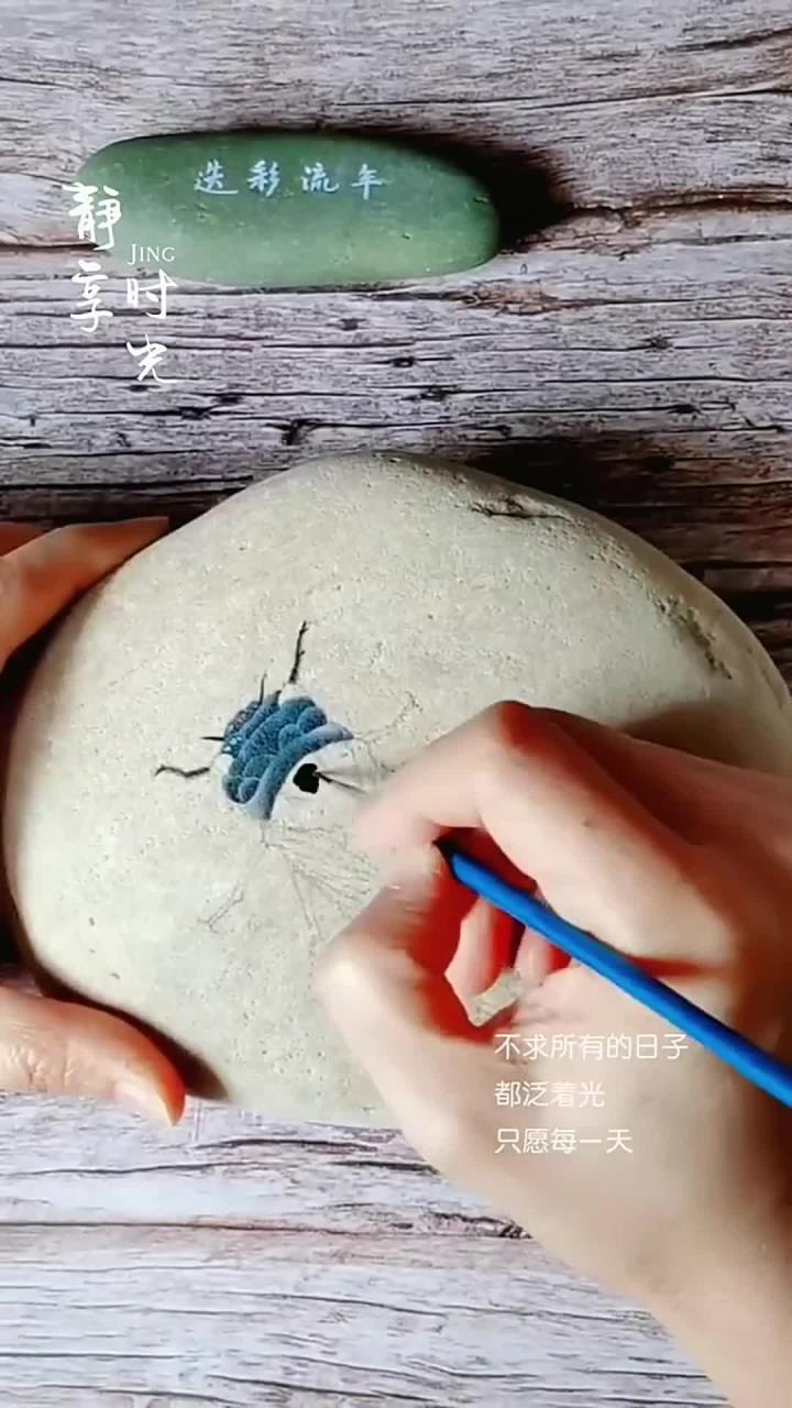 一只抓不住的蝉 创意石头画 石头画 手绘石头画