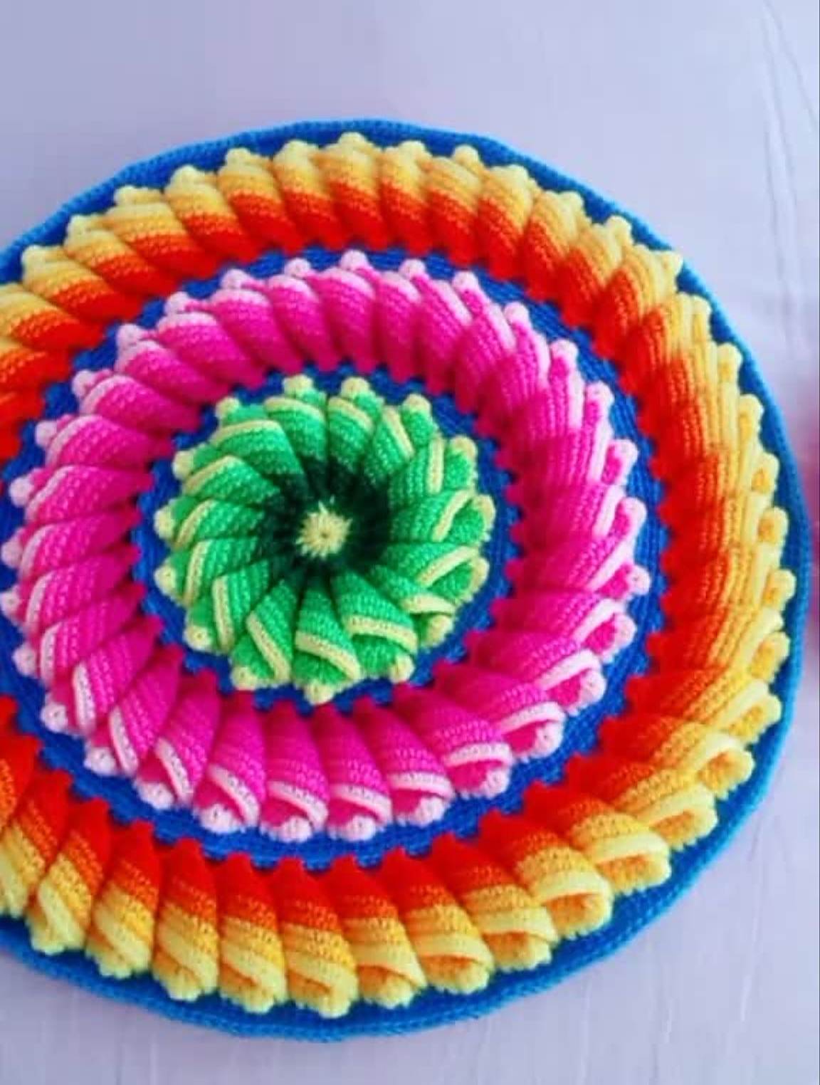 姐妹们看看这个两个莲花抱枕漂亮吗第一个完工了第二个才开始勾-度小