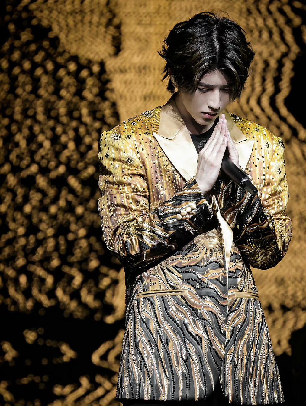 蔡徐坤身穿红色战袍亮相演唱会粉丝积极应援守护现场安全-度小视