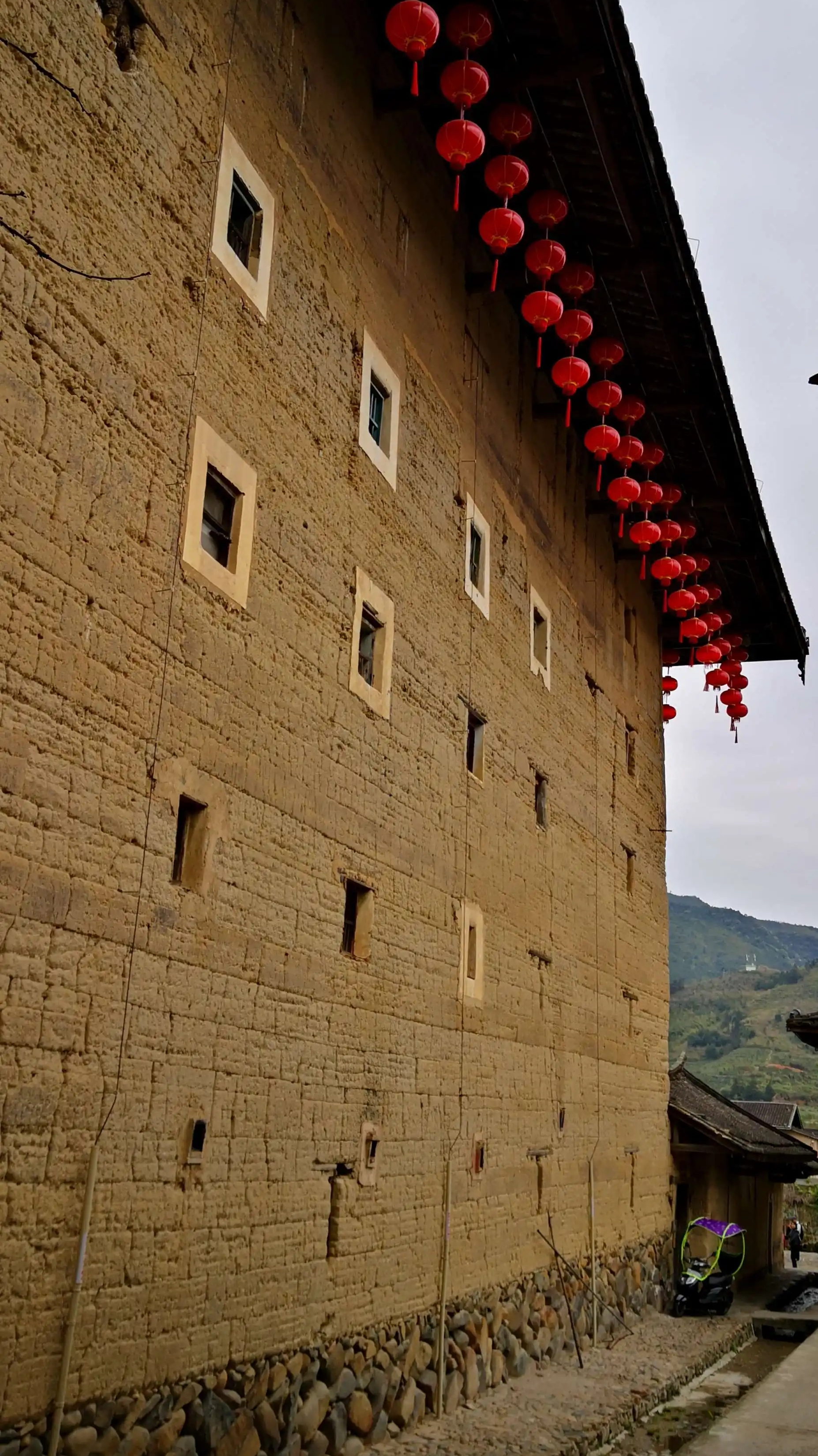 传统夯土工艺,冬暖夏凉的夯土墙房子-度小视